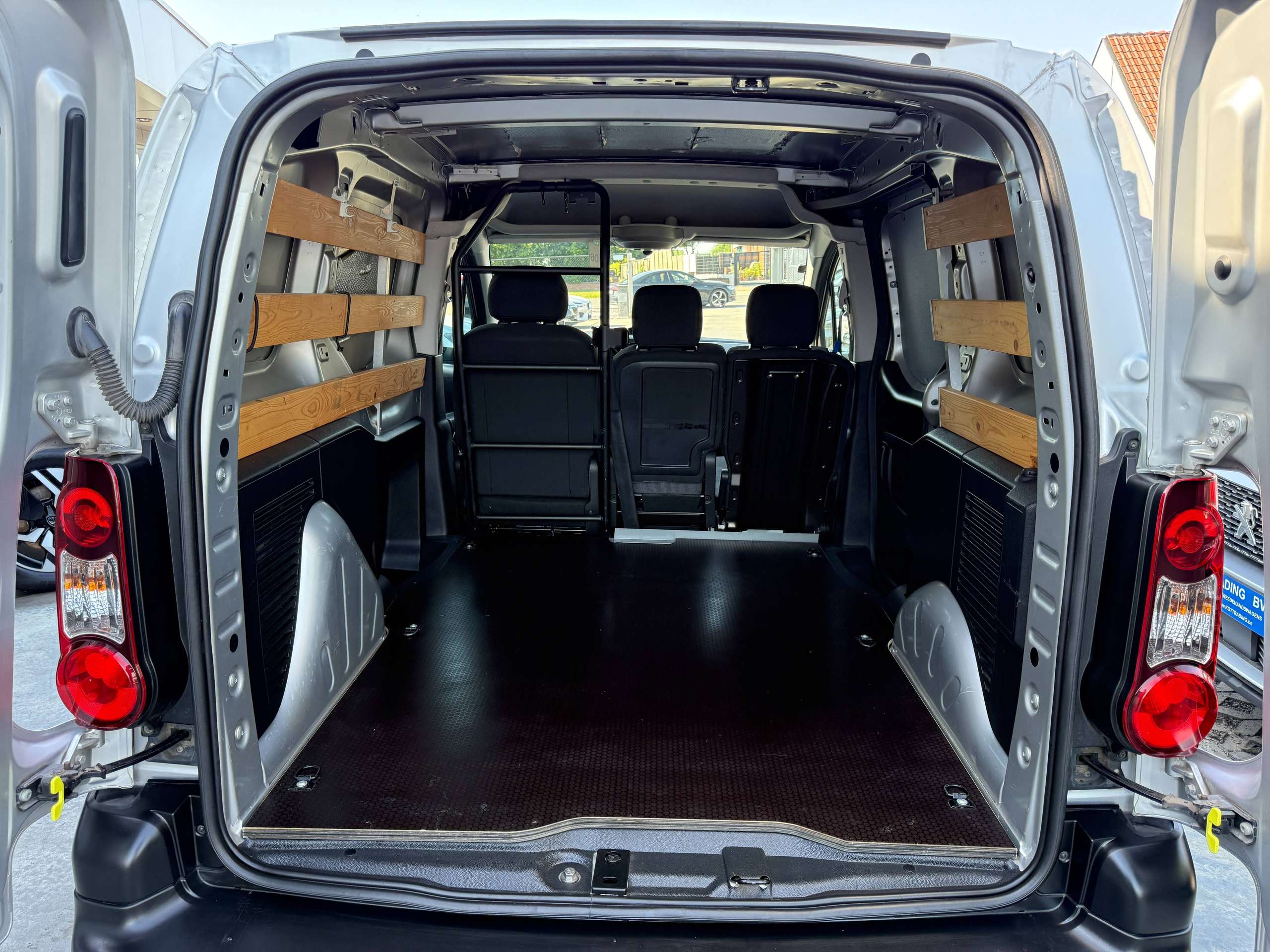 c3aea870-a491-4916-9b28-3c97248cae7513-peugeot-partner-1-6-bluehdi-3-zit-parkeersensoren-bluetooth-airco-carpass.jpg