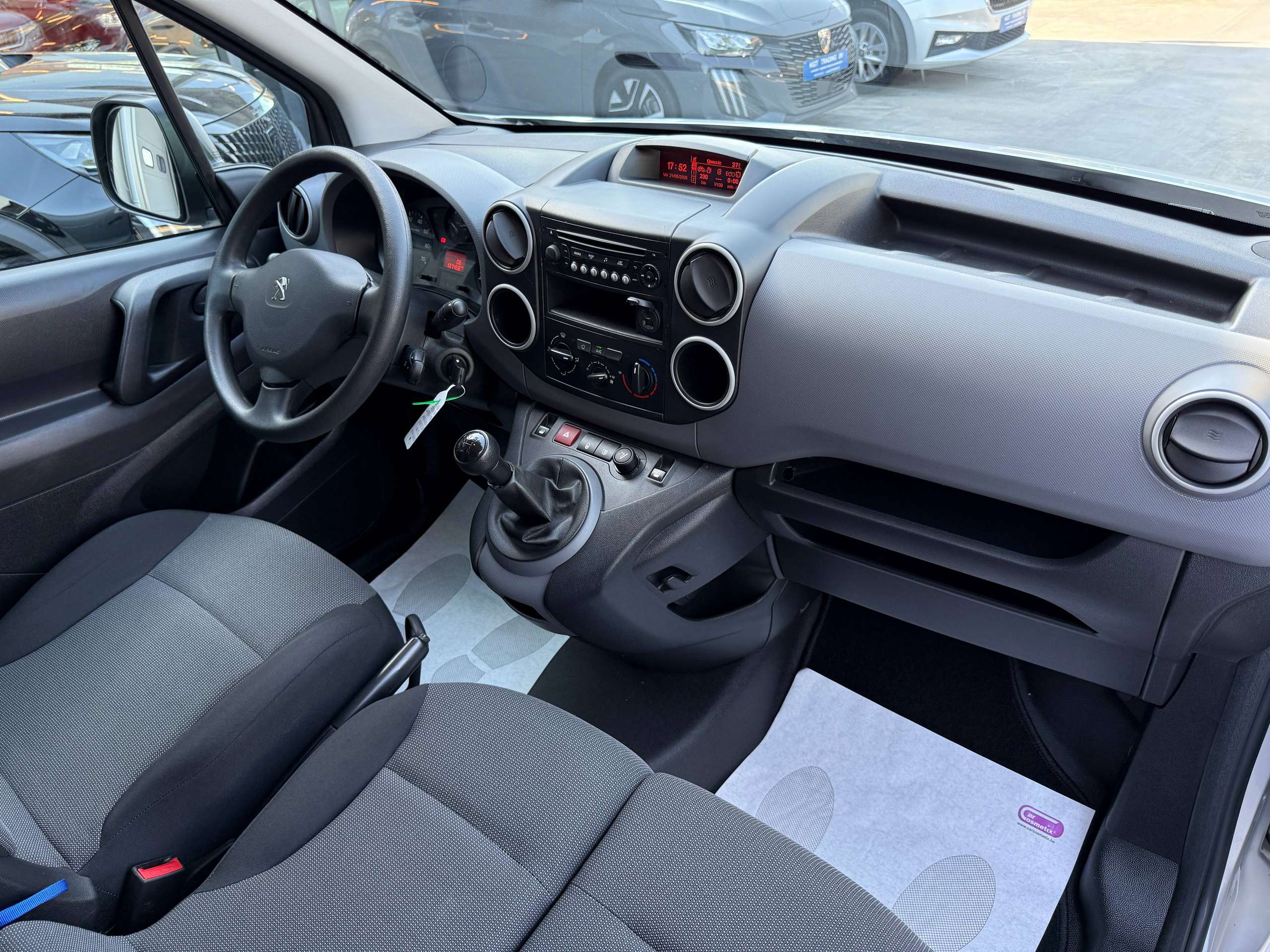 c3aea870-a491-4916-9b28-3c97248cae7521-peugeot-partner-1-6-bluehdi-3-zit-parkeersensoren-bluetooth-airco-carpass.jpg