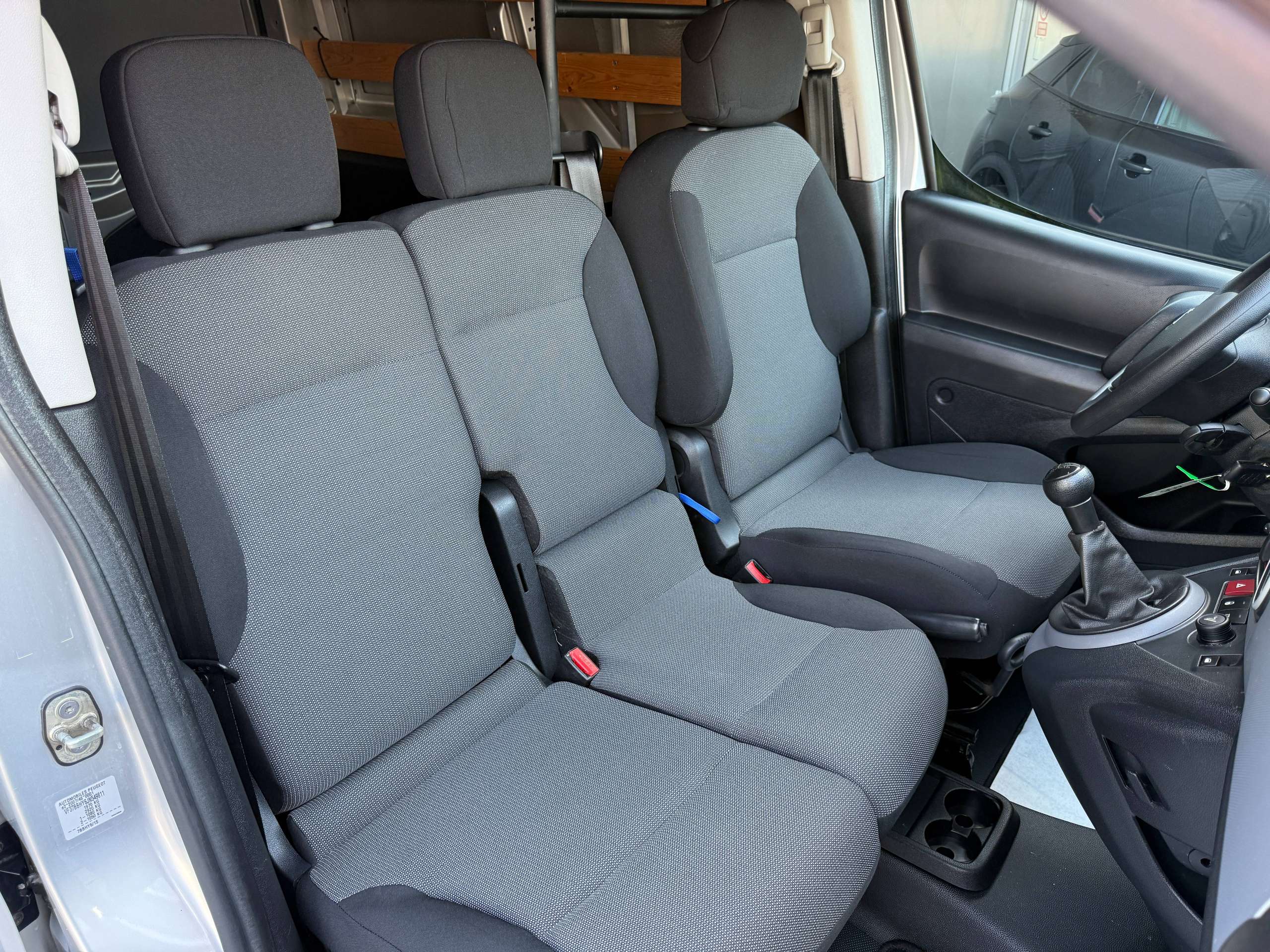 c3aea870-a491-4916-9b28-3c97248cae7522-peugeot-partner-1-6-bluehdi-3-zit-parkeersensoren-bluetooth-airco-carpass.jpg