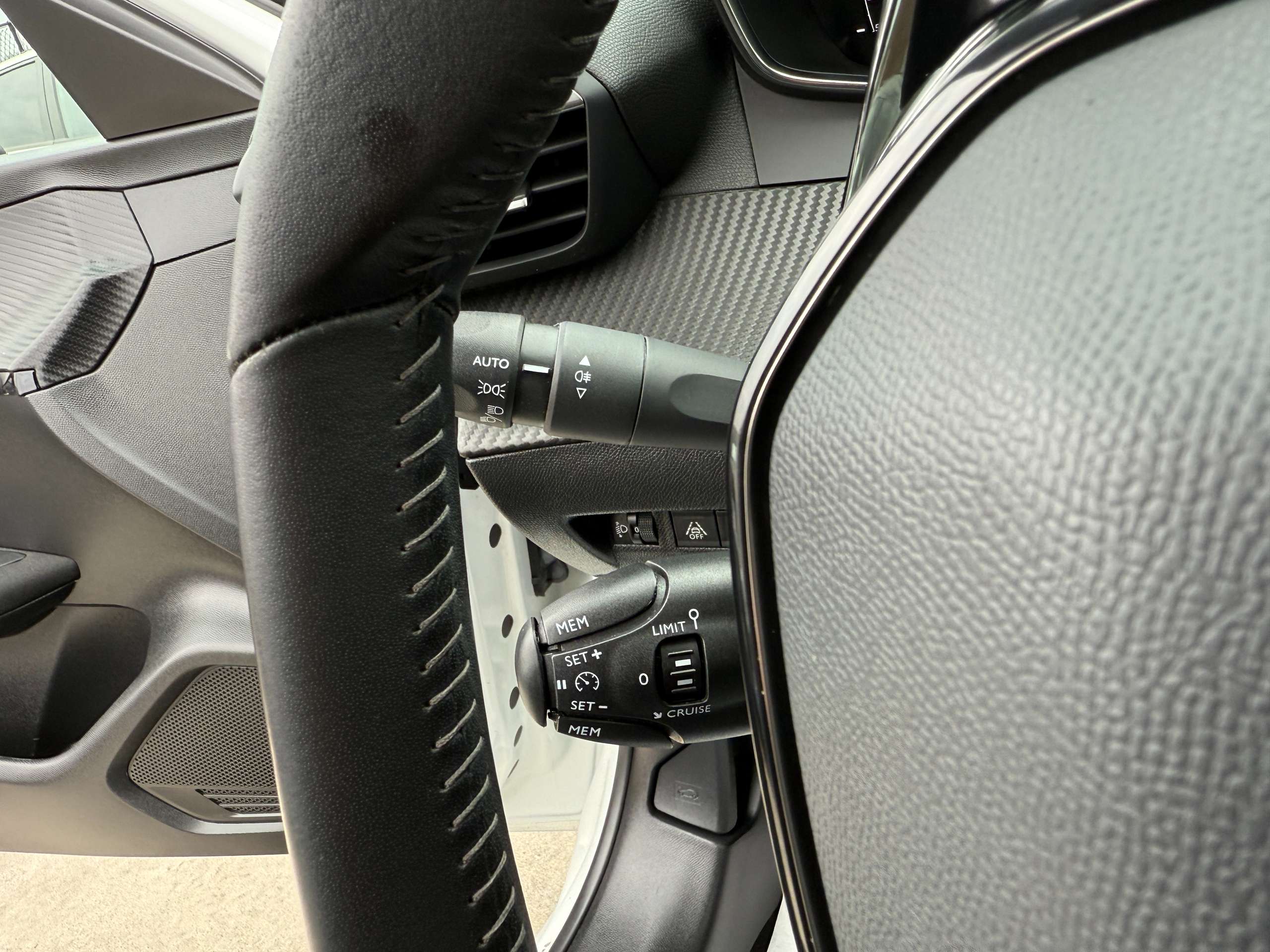 cfca7964-59b1-4a06-9c77-092ddfcbd84816-peugeot-208-1-2i-full-led-camera-navigatie-carplay-pdc-airco.jpg