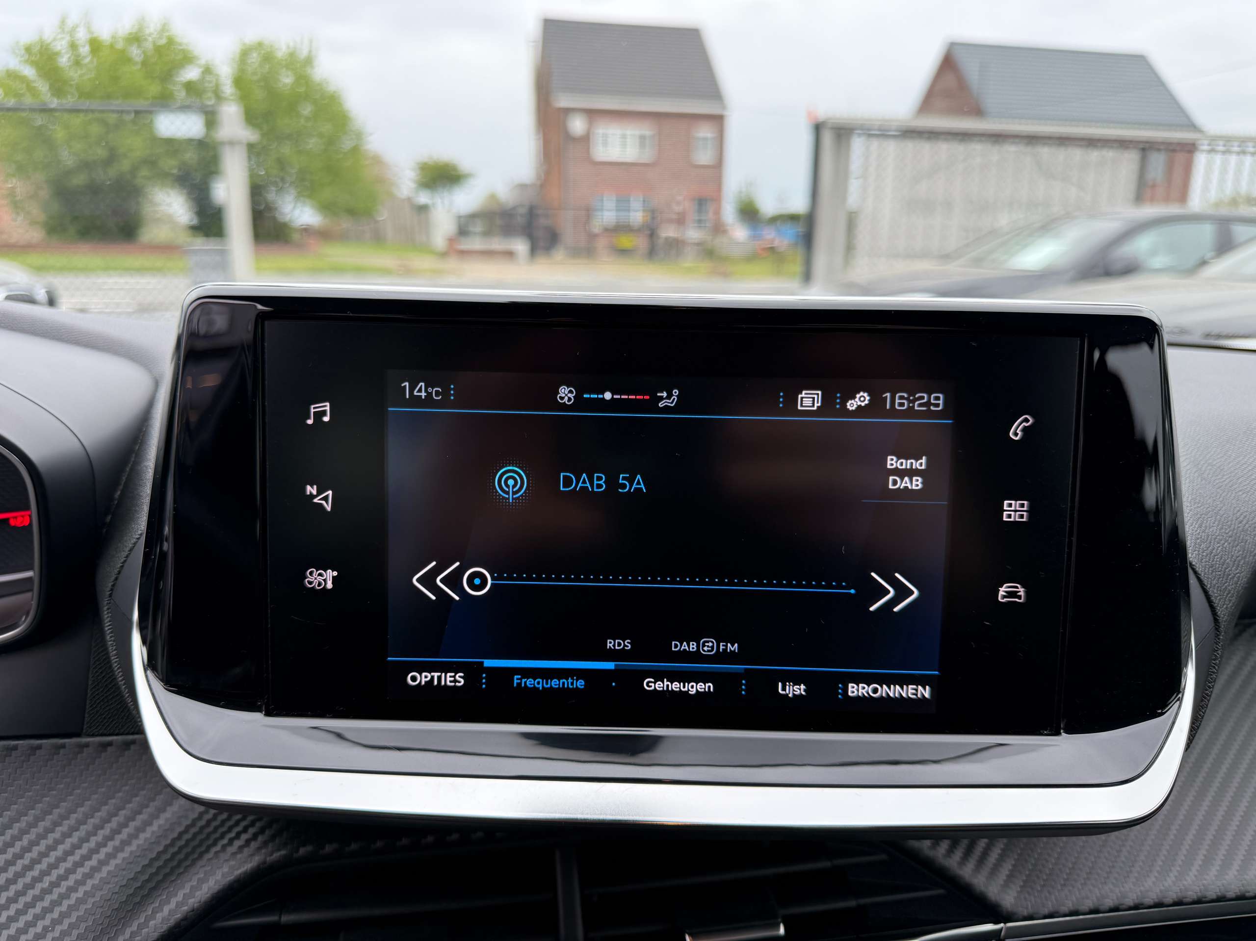 cfca7964-59b1-4a06-9c77-092ddfcbd84820-peugeot-208-1-2i-full-led-camera-navigatie-carplay-pdc-airco.jpg