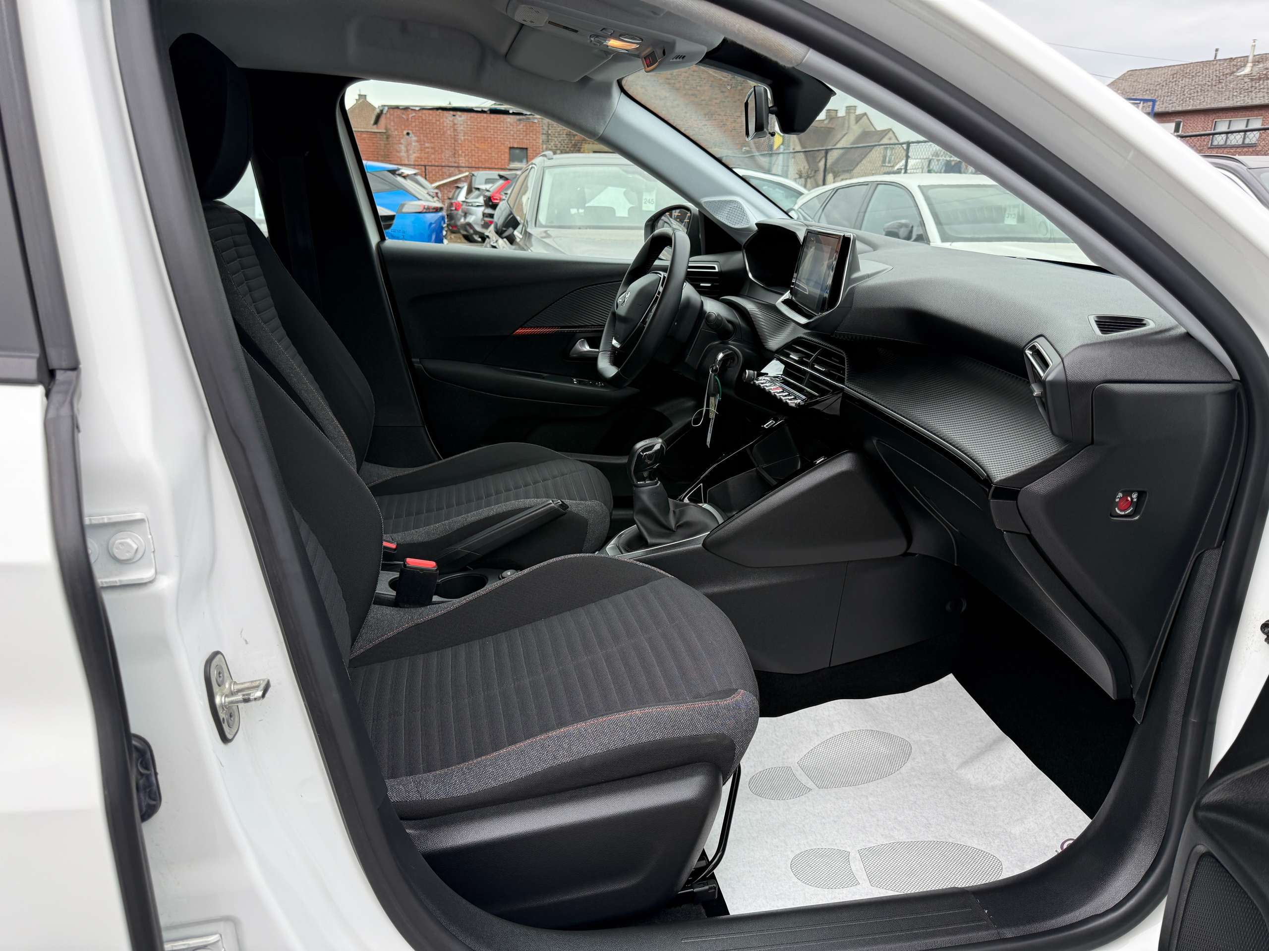 cfca7964-59b1-4a06-9c77-092ddfcbd84827-peugeot-208-1-2i-full-led-camera-navigatie-carplay-pdc-airco.jpg