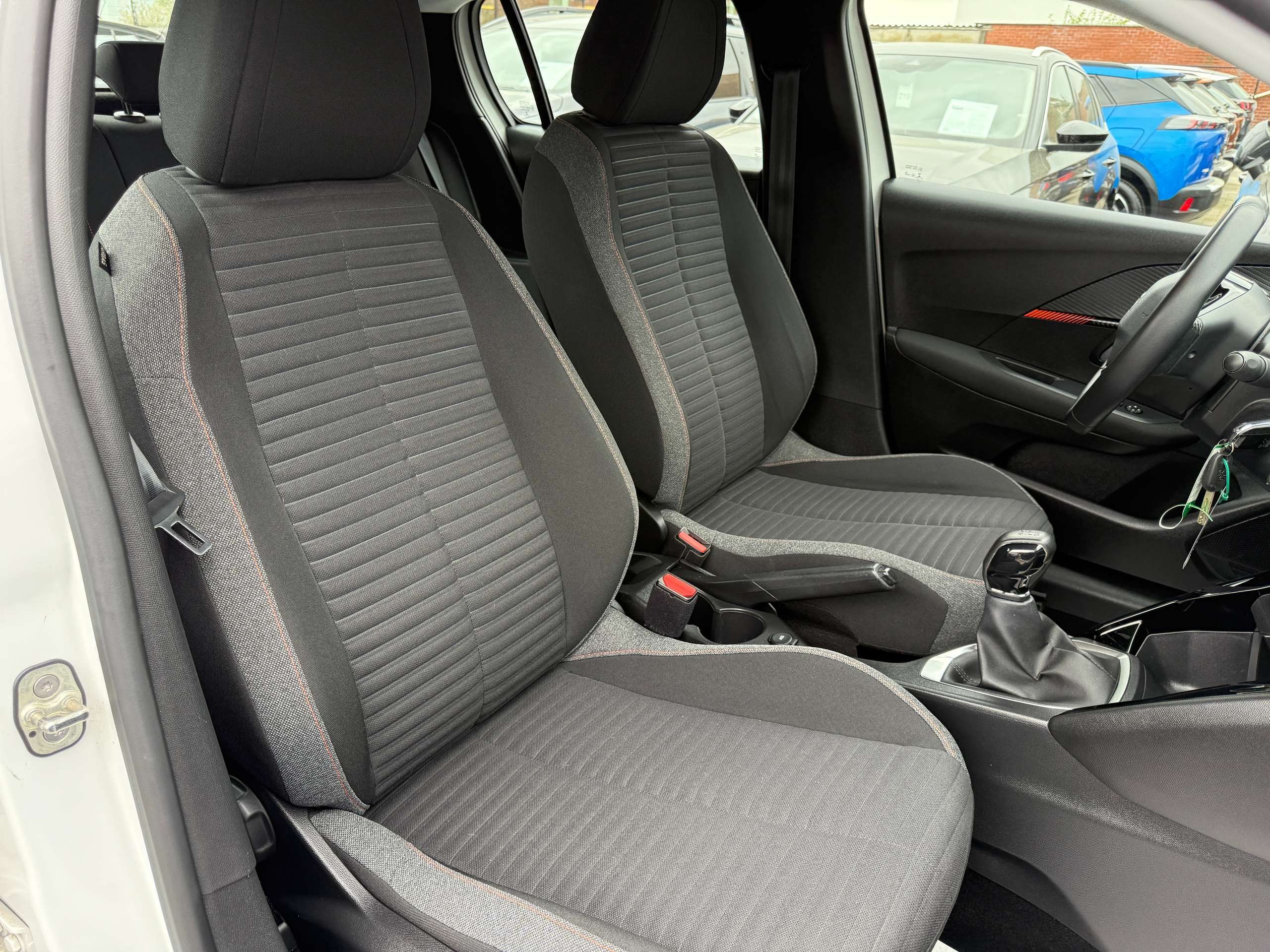 cfca7964-59b1-4a06-9c77-092ddfcbd84829-peugeot-208-1-2i-full-led-camera-navigatie-carplay-pdc-airco.jpg