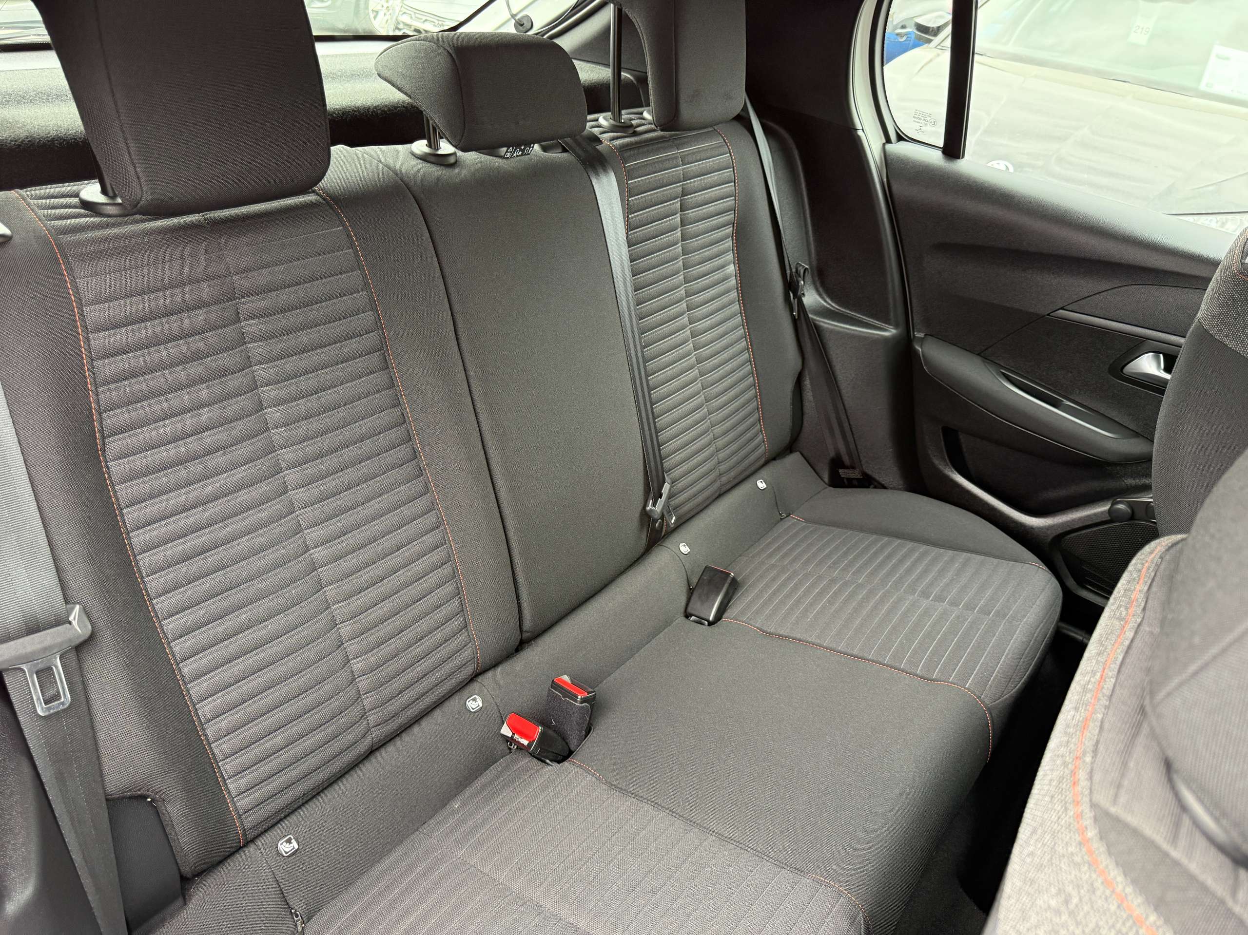 cfca7964-59b1-4a06-9c77-092ddfcbd84830-peugeot-208-1-2i-full-led-camera-navigatie-carplay-pdc-airco.jpg