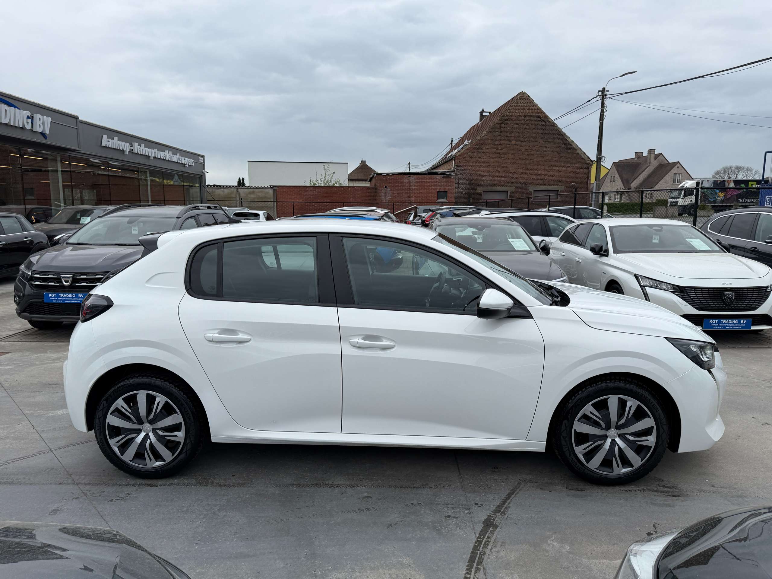 cfca7964-59b1-4a06-9c77-092ddfcbd8484-peugeot-208-1-2i-full-led-camera-navigatie-carplay-pdc-airco.jpg