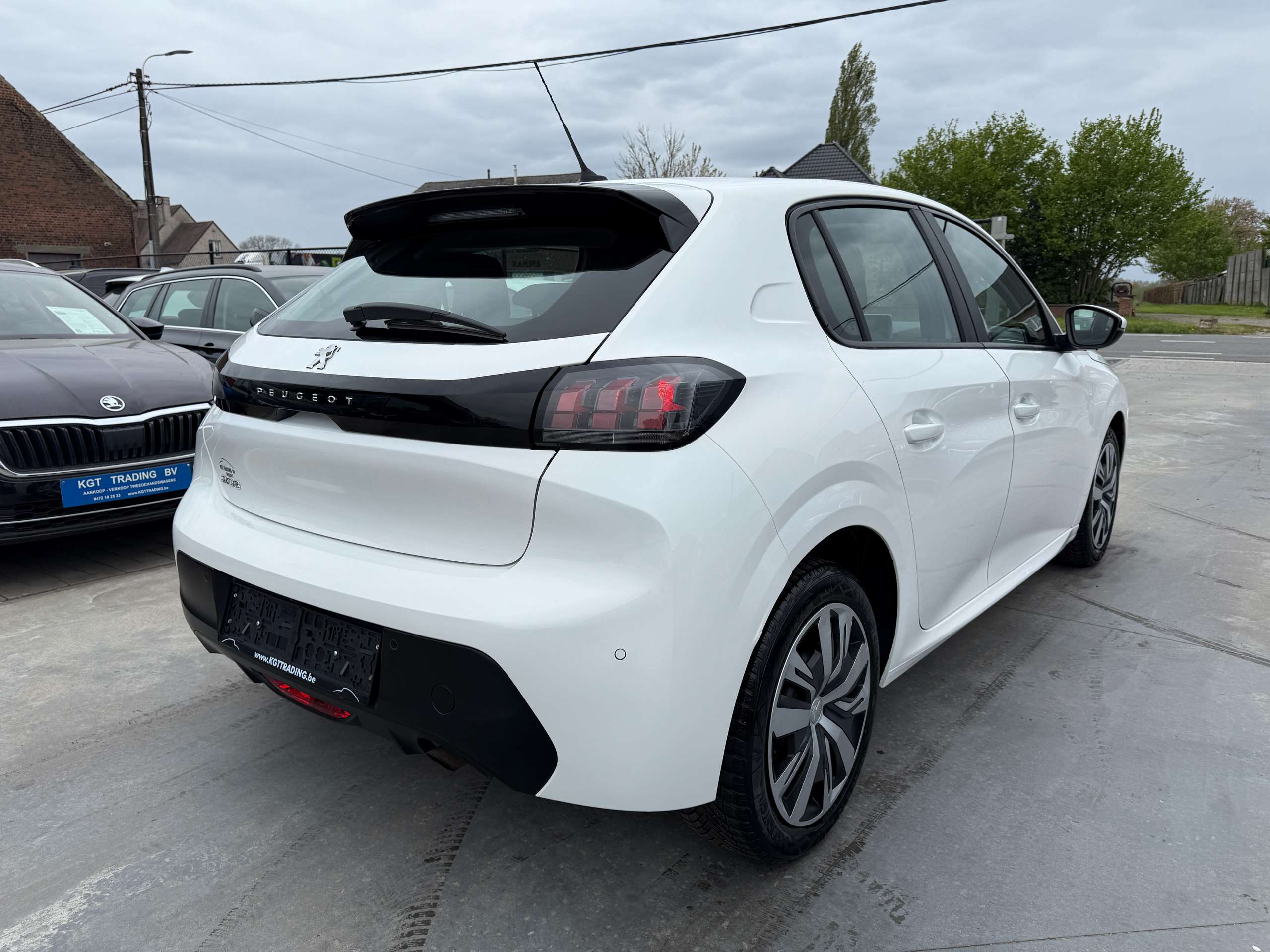 cfca7964-59b1-4a06-9c77-092ddfcbd8485-peugeot-208-1-2i-full-led-camera-navigatie-carplay-pdc-airco.jpg