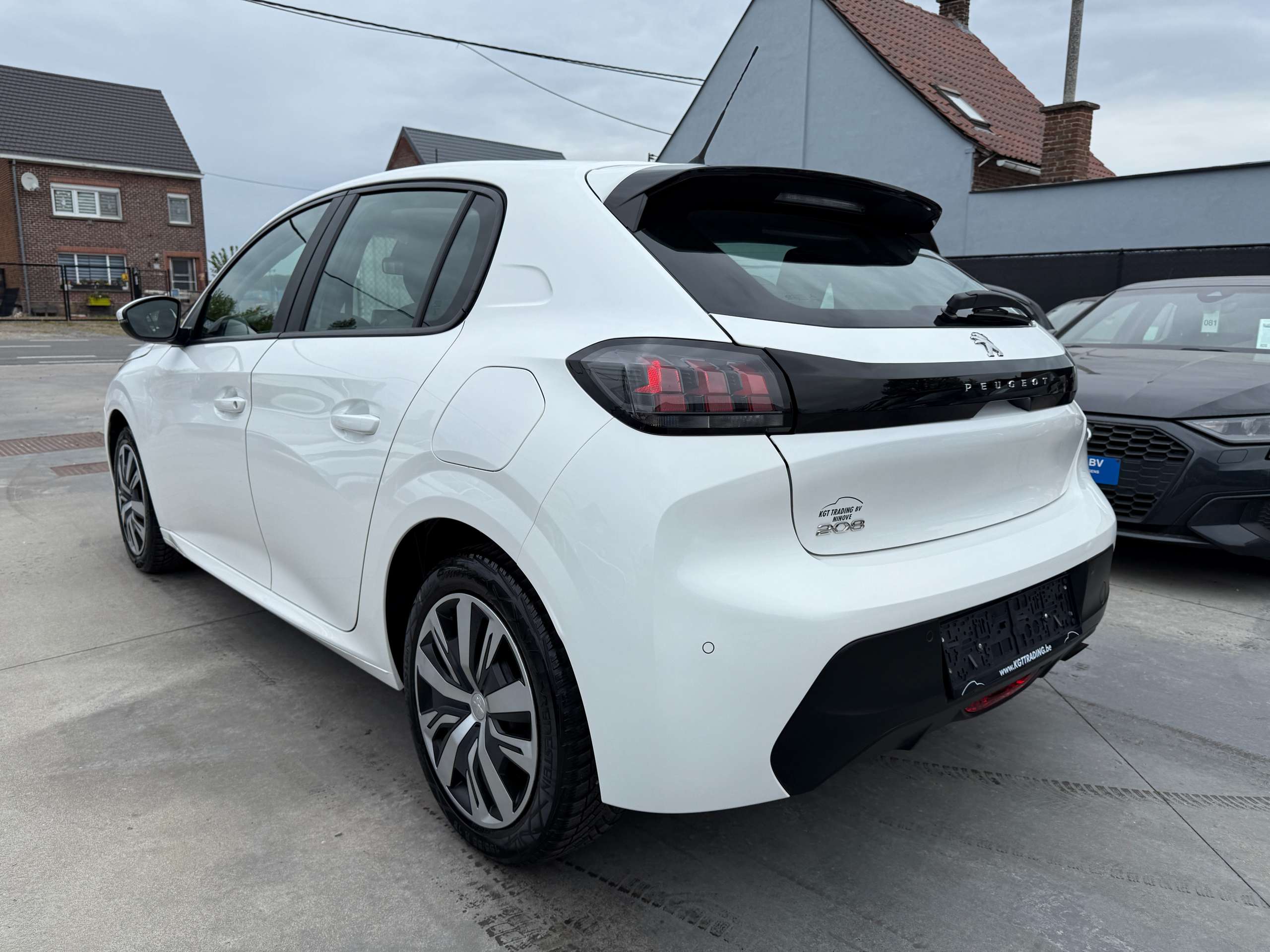 cfca7964-59b1-4a06-9c77-092ddfcbd8487-peugeot-208-1-2i-full-led-camera-navigatie-carplay-pdc-airco.jpg