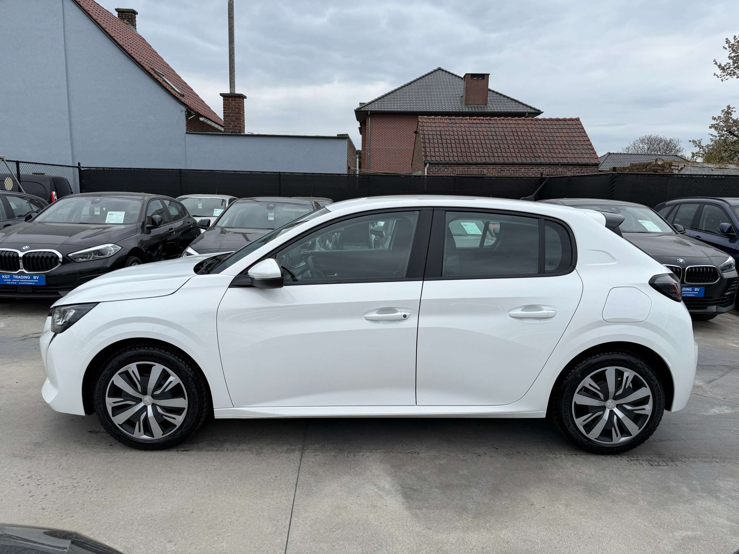 cfca7964-59b1-4a06-9c77-092ddfcbd8488-peugeot-208-1-2i-full-led-camera-navigatie-carplay-pdc-airco.jpg