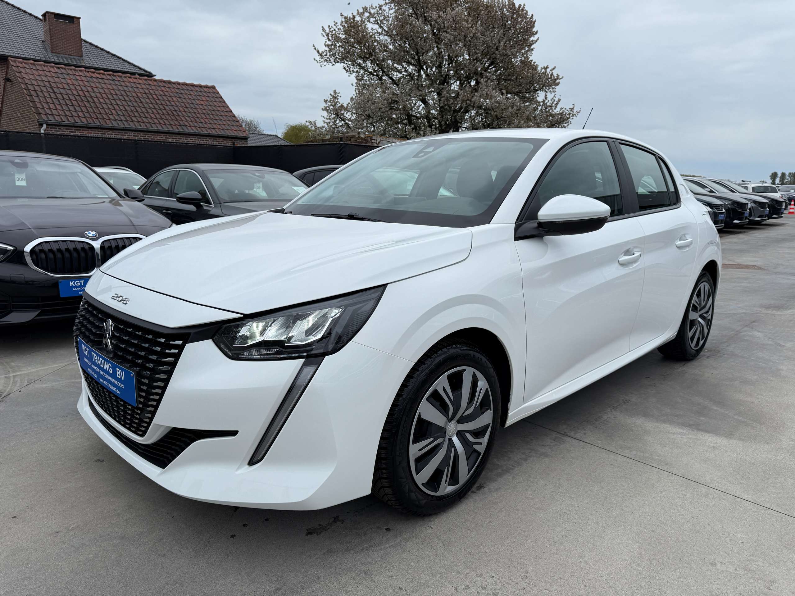 cfca7964-59b1-4a06-9c77-092ddfcbd8489-peugeot-208-1-2i-full-led-camera-navigatie-carplay-pdc-airco.jpg