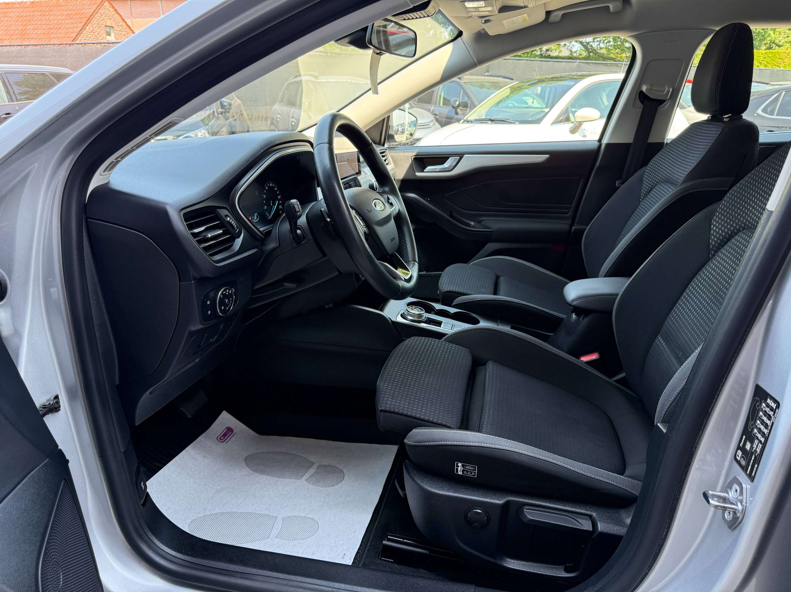 d06919b4-0e6d-495f-9154-bd53bf432e1412-ford-focus-1-5-tdci-automaat-120pk-navigatie-zetelverwarming-trekhaak-pdc-led.jpg