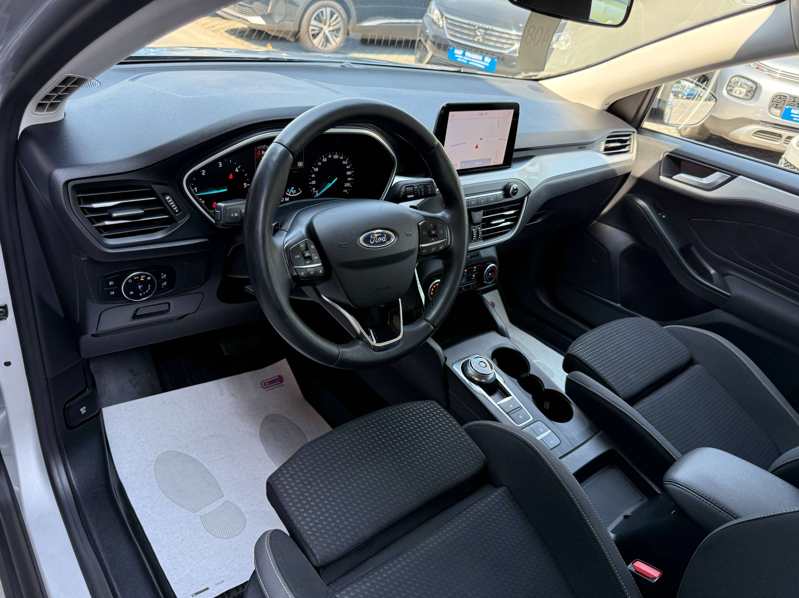 d06919b4-0e6d-495f-9154-bd53bf432e1413-ford-focus-1-5-tdci-automaat-120pk-navigatie-zetelverwarming-trekhaak-pdc-led.jpg