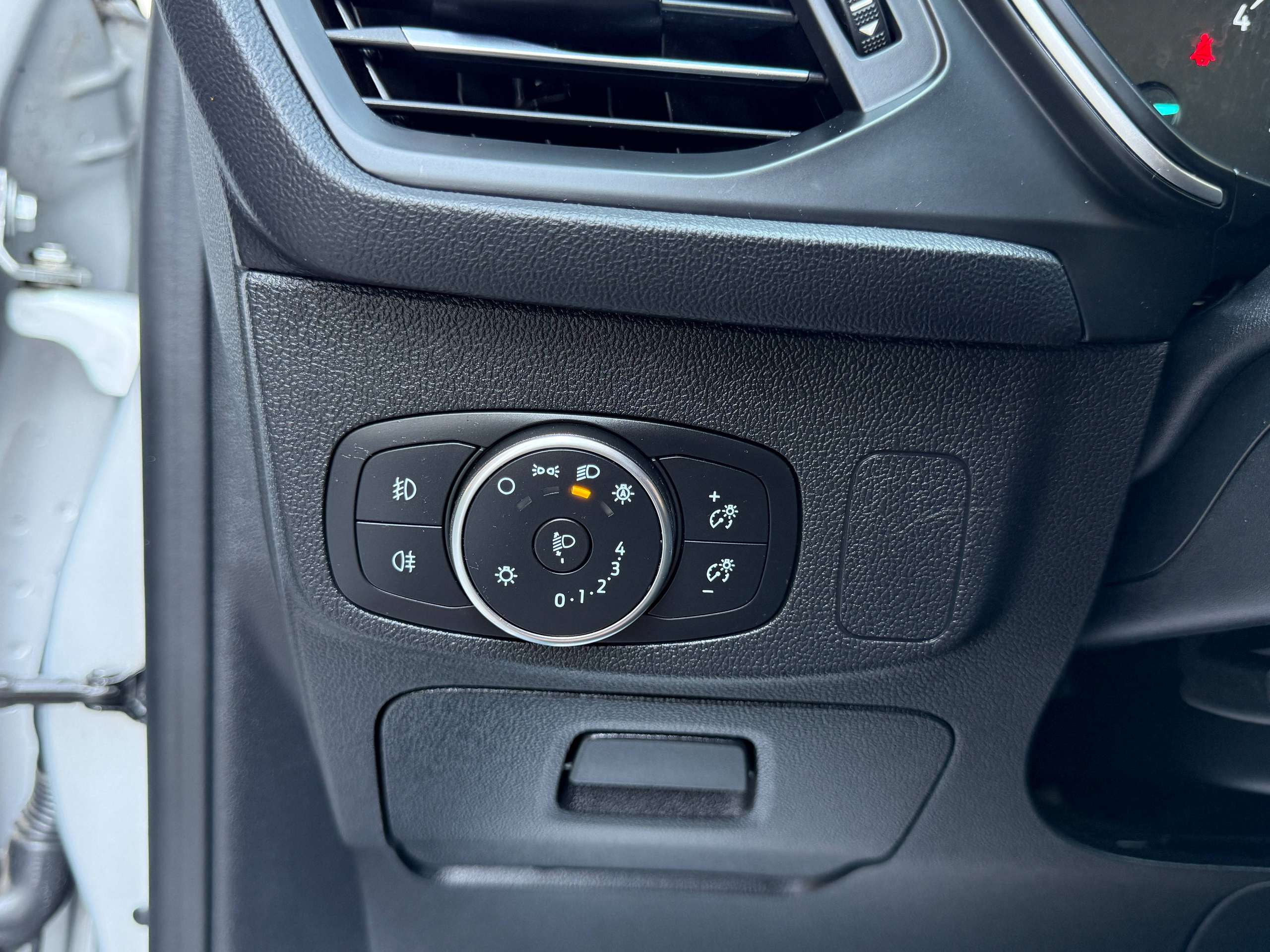 d06919b4-0e6d-495f-9154-bd53bf432e1416-ford-focus-1-5-tdci-automaat-120pk-navigatie-zetelverwarming-trekhaak-pdc-led.jpg