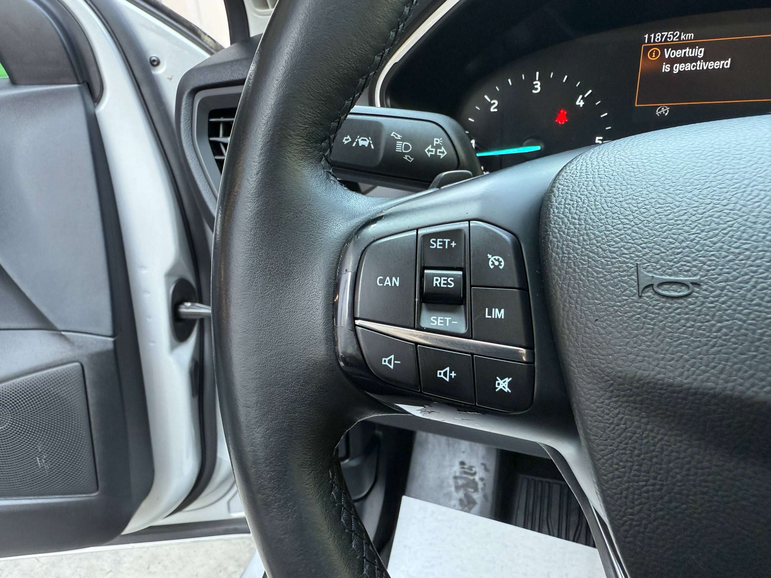 d06919b4-0e6d-495f-9154-bd53bf432e1417-ford-focus-1-5-tdci-automaat-120pk-navigatie-zetelverwarming-trekhaak-pdc-led.jpg