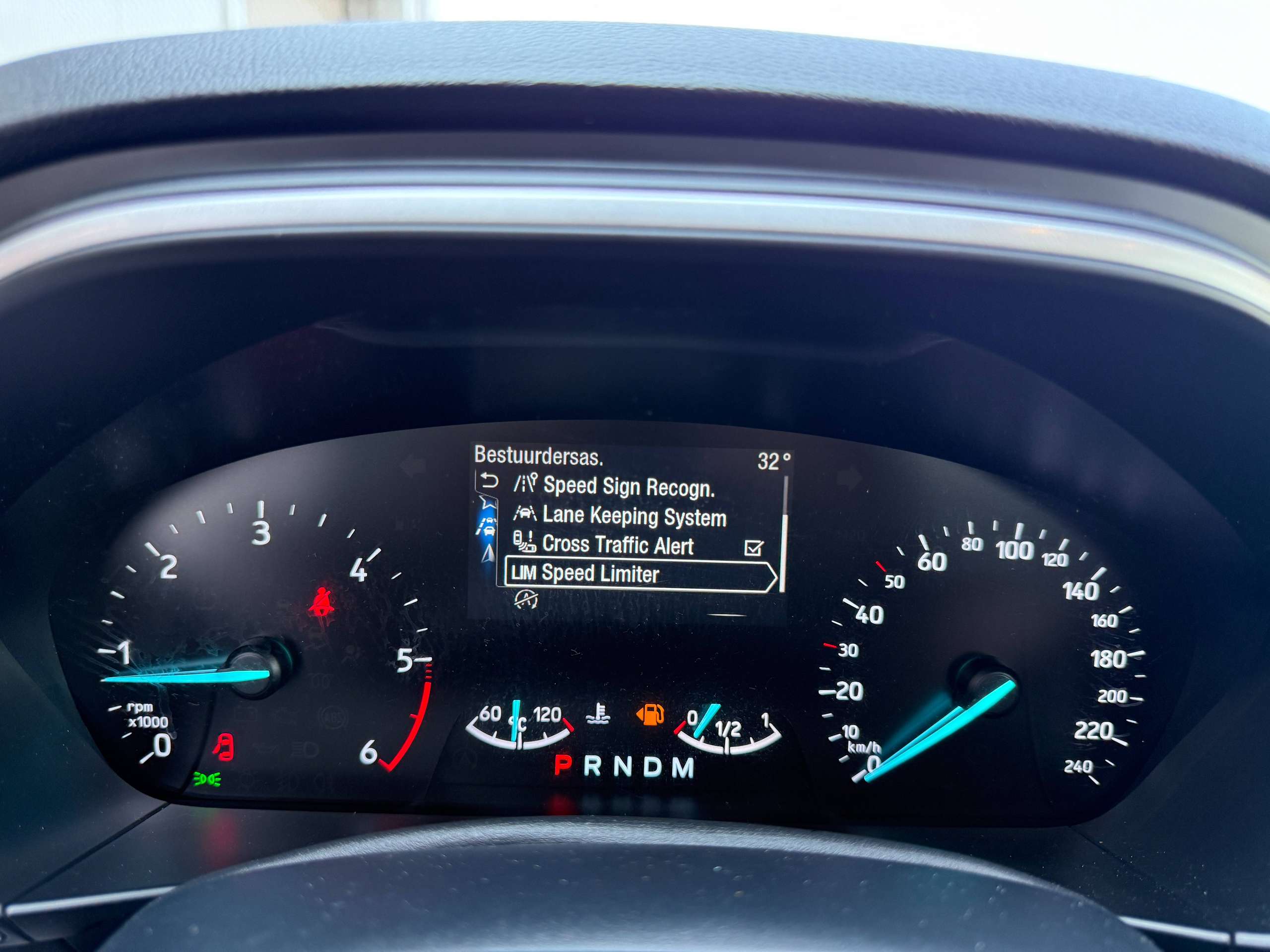 d06919b4-0e6d-495f-9154-bd53bf432e1419-ford-focus-1-5-tdci-automaat-120pk-navigatie-zetelverwarming-trekhaak-pdc-led.jpg