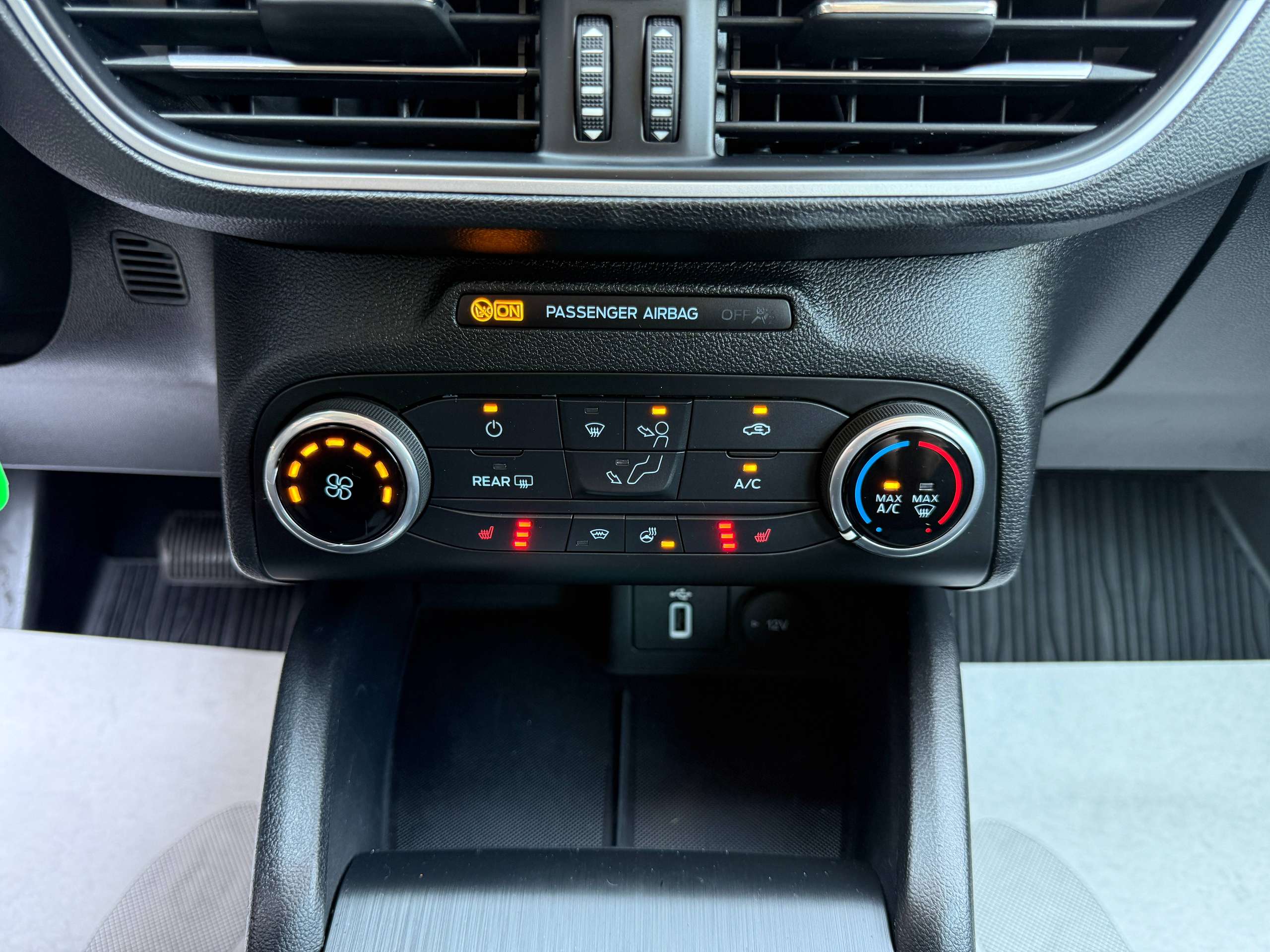d06919b4-0e6d-495f-9154-bd53bf432e1421-ford-focus-1-5-tdci-automaat-120pk-navigatie-zetelverwarming-trekhaak-pdc-led.jpg