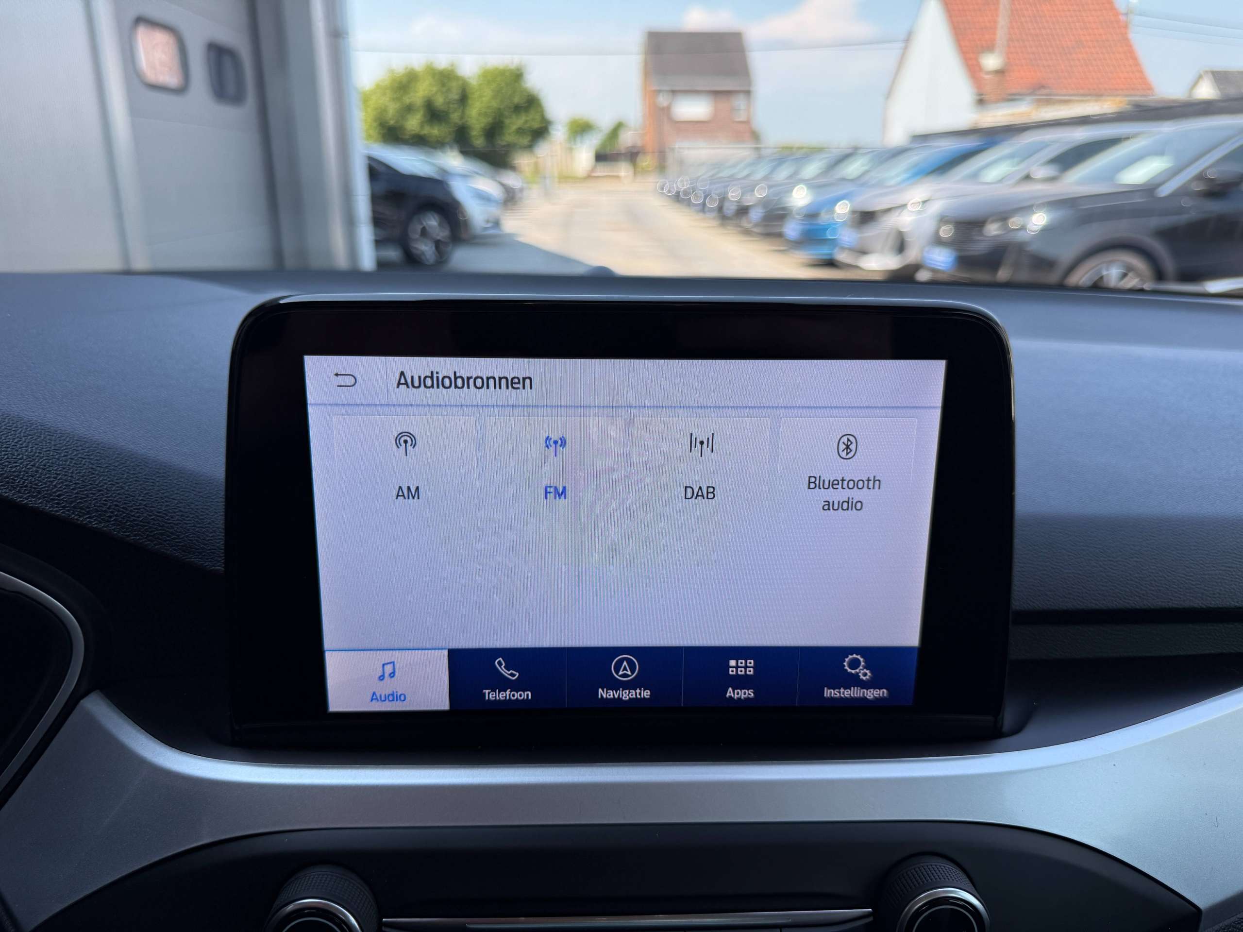 d06919b4-0e6d-495f-9154-bd53bf432e1423-ford-focus-1-5-tdci-automaat-120pk-navigatie-zetelverwarming-trekhaak-pdc-led.jpg