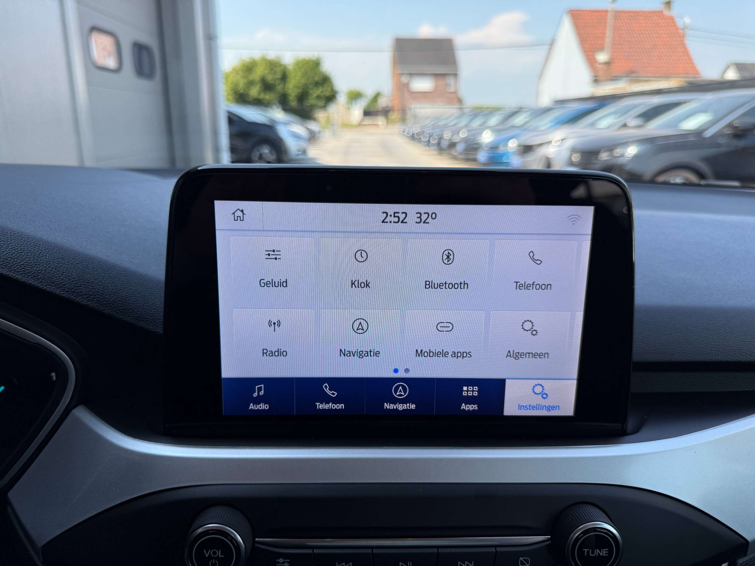 d06919b4-0e6d-495f-9154-bd53bf432e1424-ford-focus-1-5-tdci-automaat-120pk-navigatie-zetelverwarming-trekhaak-pdc-led.jpg