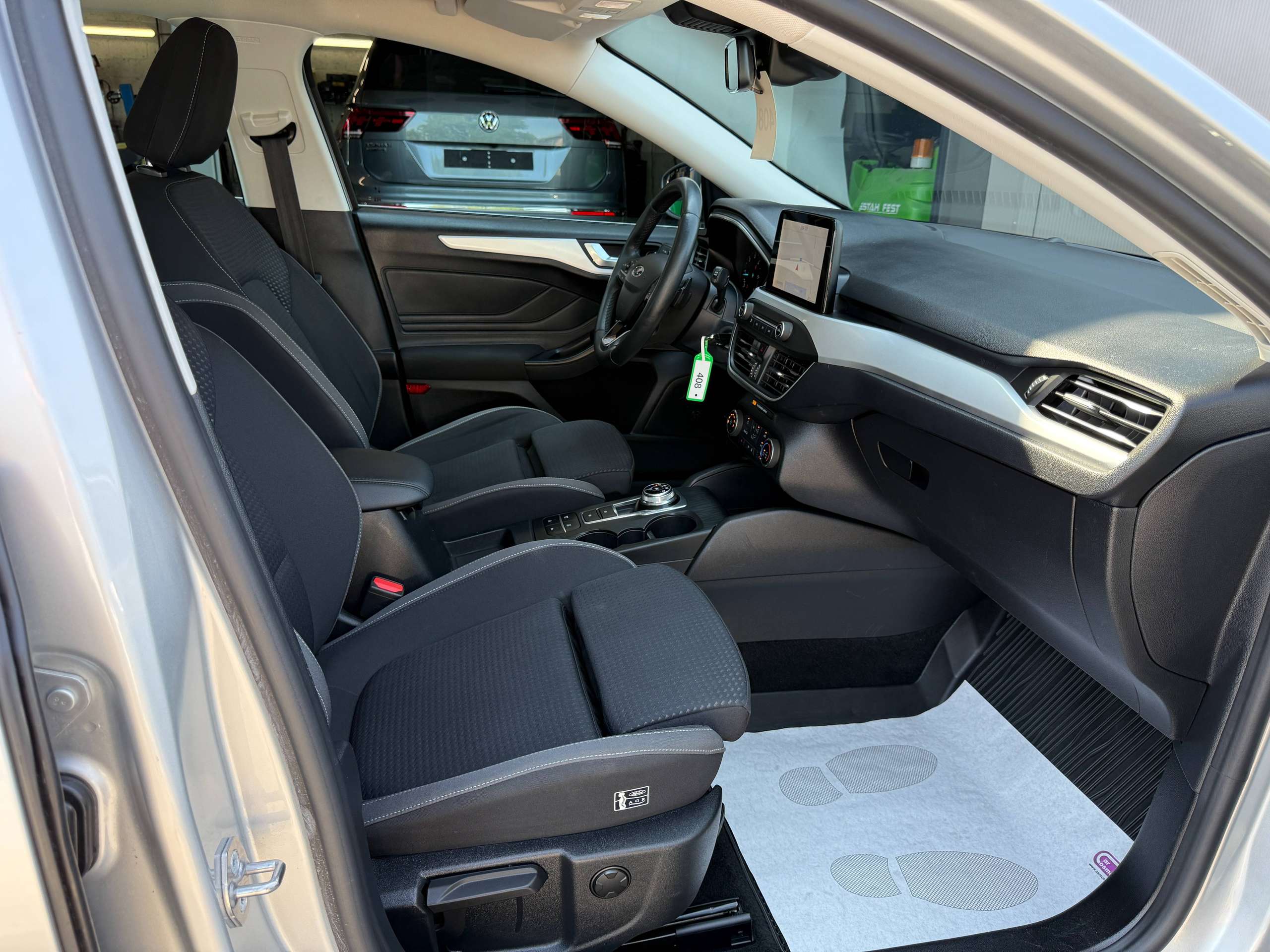 d06919b4-0e6d-495f-9154-bd53bf432e1428-ford-focus-1-5-tdci-automaat-120pk-navigatie-zetelverwarming-trekhaak-pdc-led.jpg