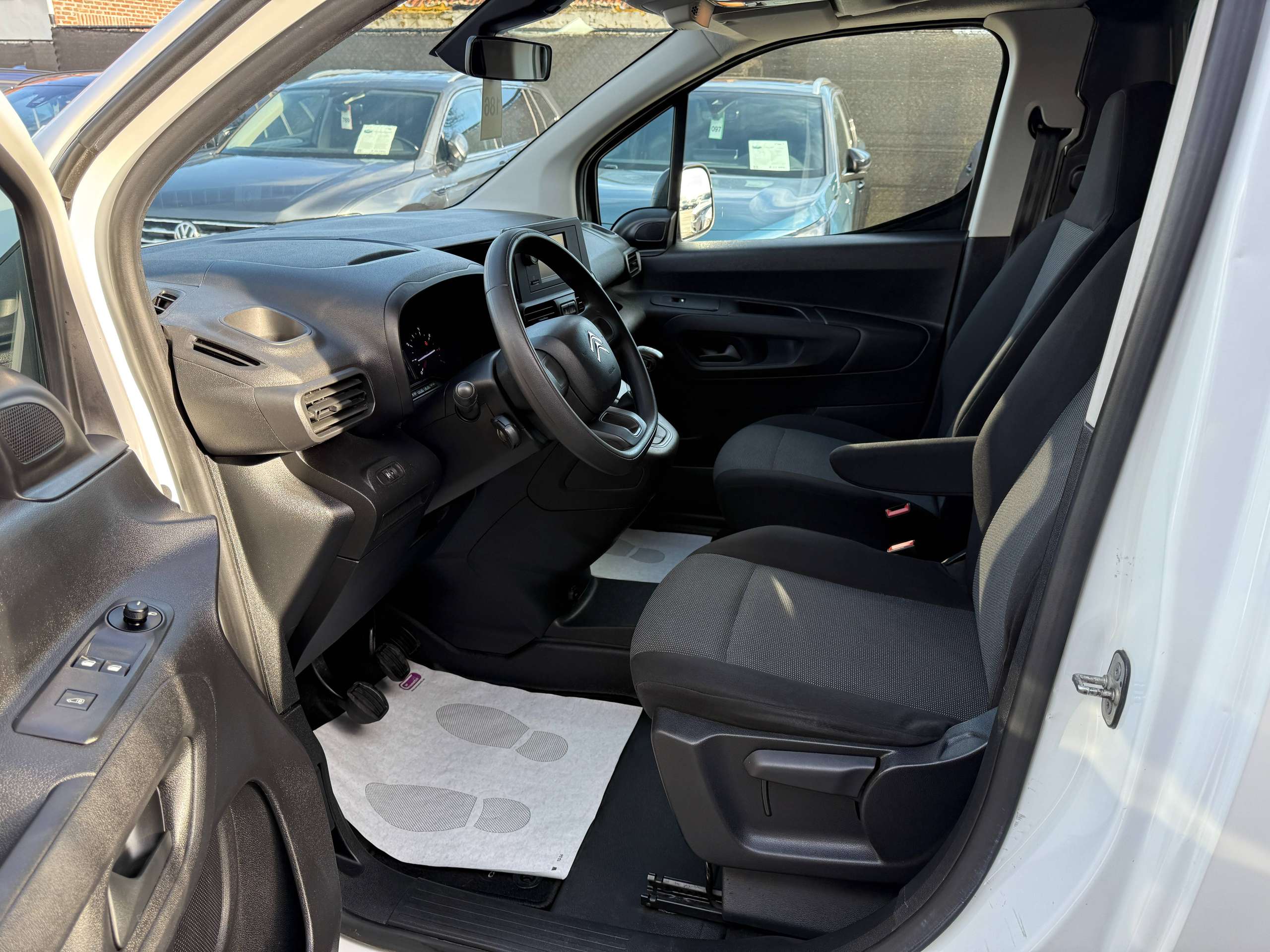 d6518dbd-b388-459b-8179-37c0391bc8c011-citroen-berlingo-1-2i-110pk-dakrek-bluetooth-dab-parkeersensoren.jpg