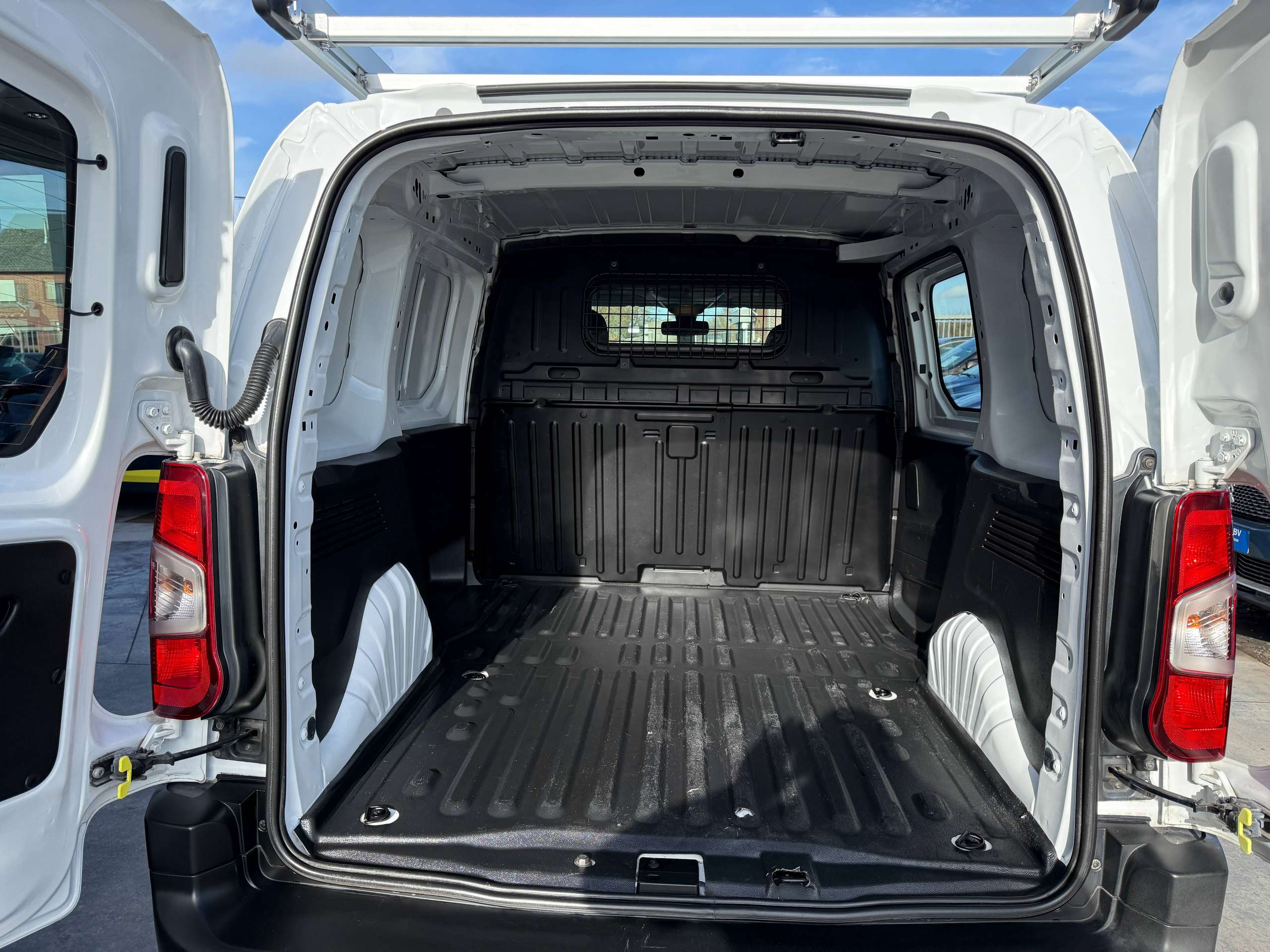d6518dbd-b388-459b-8179-37c0391bc8c013-citroen-berlingo-1-2i-110pk-dakrek-bluetooth-dab-parkeersensoren.jpg