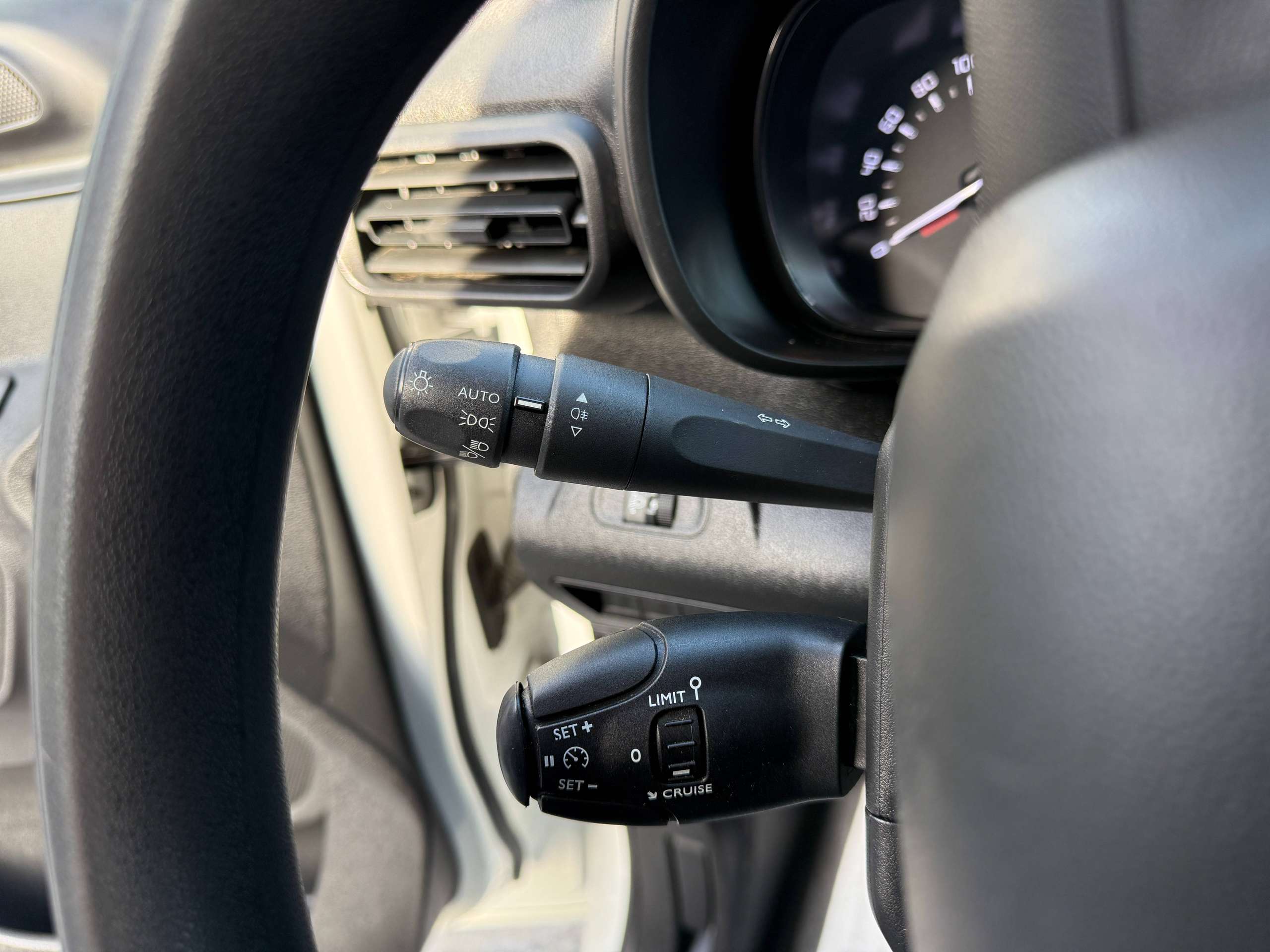 d6518dbd-b388-459b-8179-37c0391bc8c015-citroen-berlingo-1-2i-110pk-dakrek-bluetooth-dab-parkeersensoren.jpg