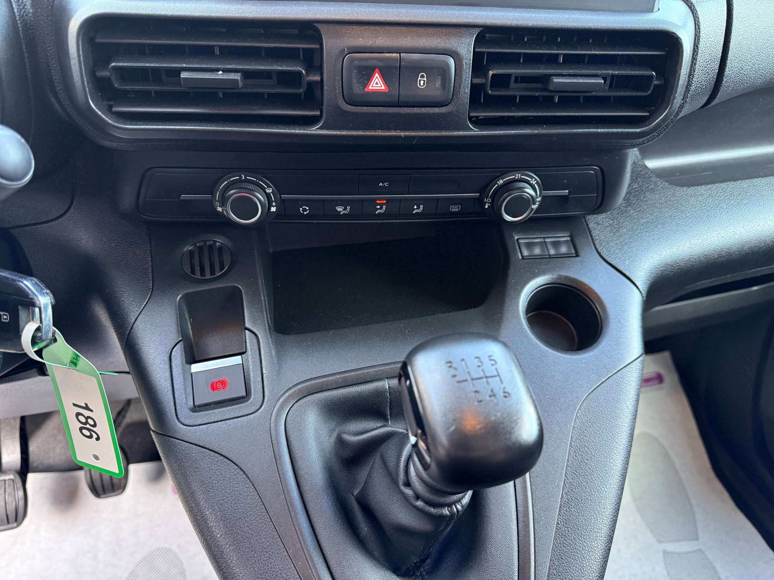 d6518dbd-b388-459b-8179-37c0391bc8c019-citroen-berlingo-1-2i-110pk-dakrek-bluetooth-dab-parkeersensoren.jpg