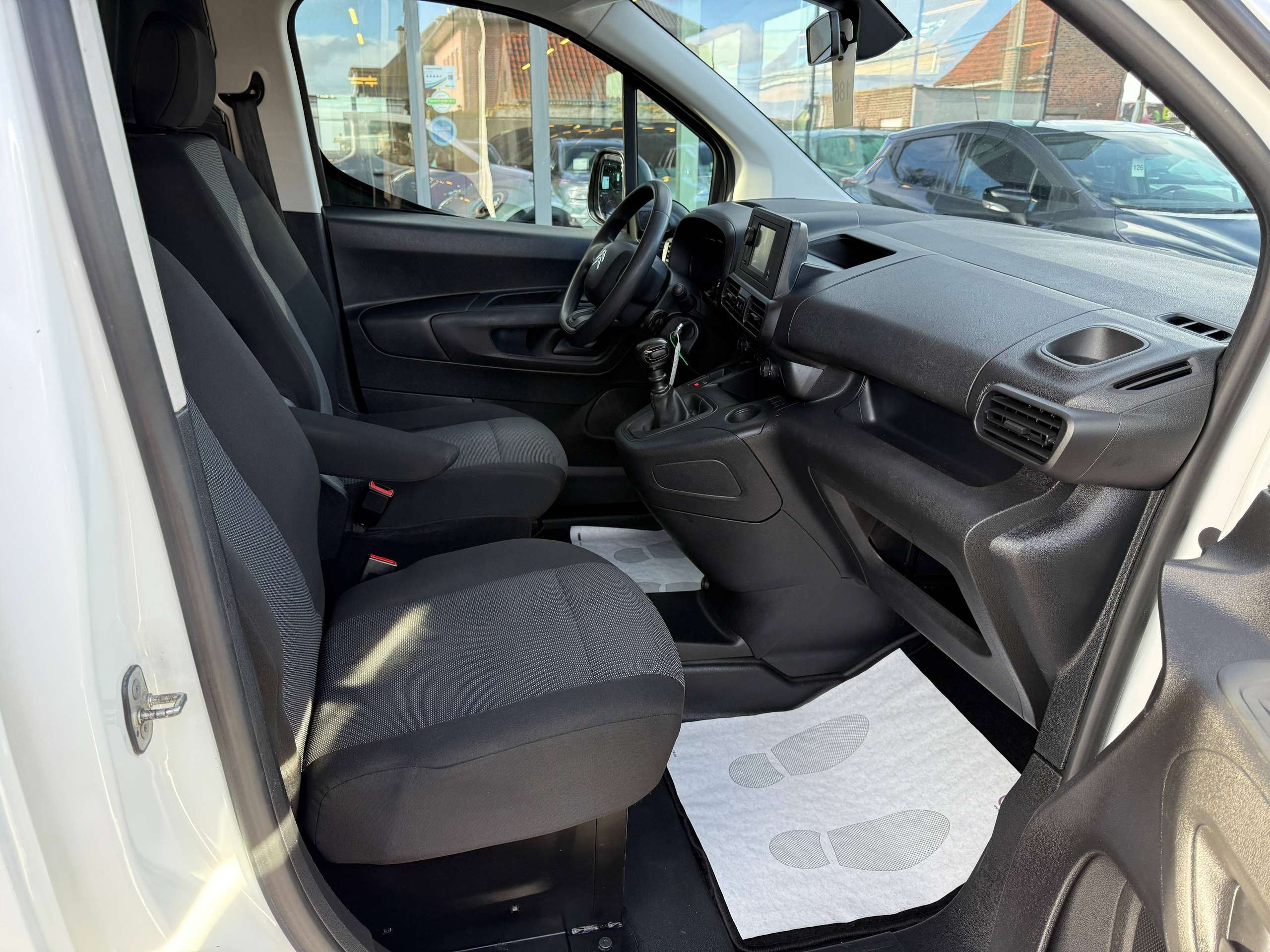 d6518dbd-b388-459b-8179-37c0391bc8c021-citroen-berlingo-1-2i-110pk-dakrek-bluetooth-dab-parkeersensoren.jpg