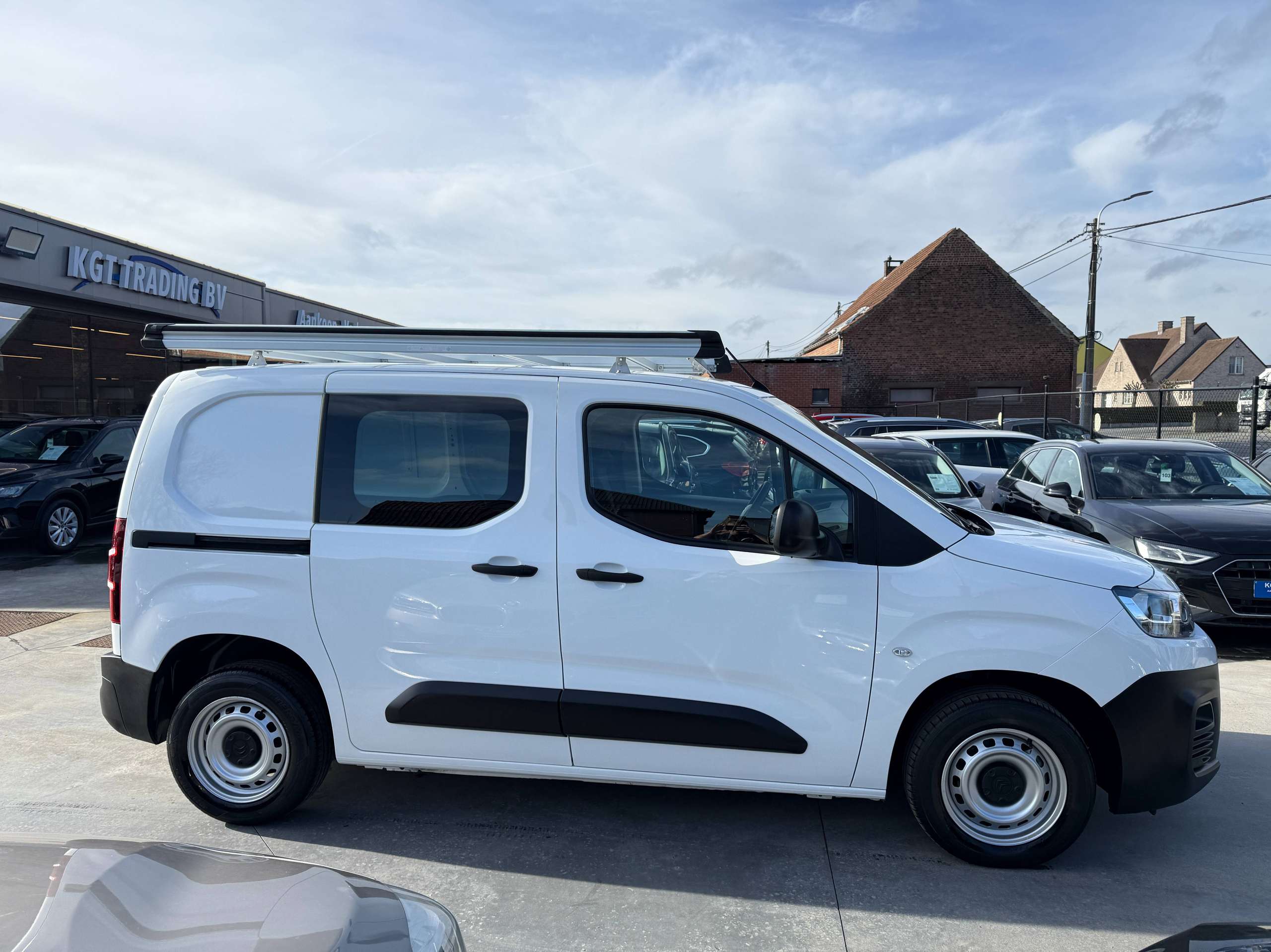 d6518dbd-b388-459b-8179-37c0391bc8c04-citroen-berlingo-1-2i-110pk-dakrek-bluetooth-dab-parkeersensoren.jpg