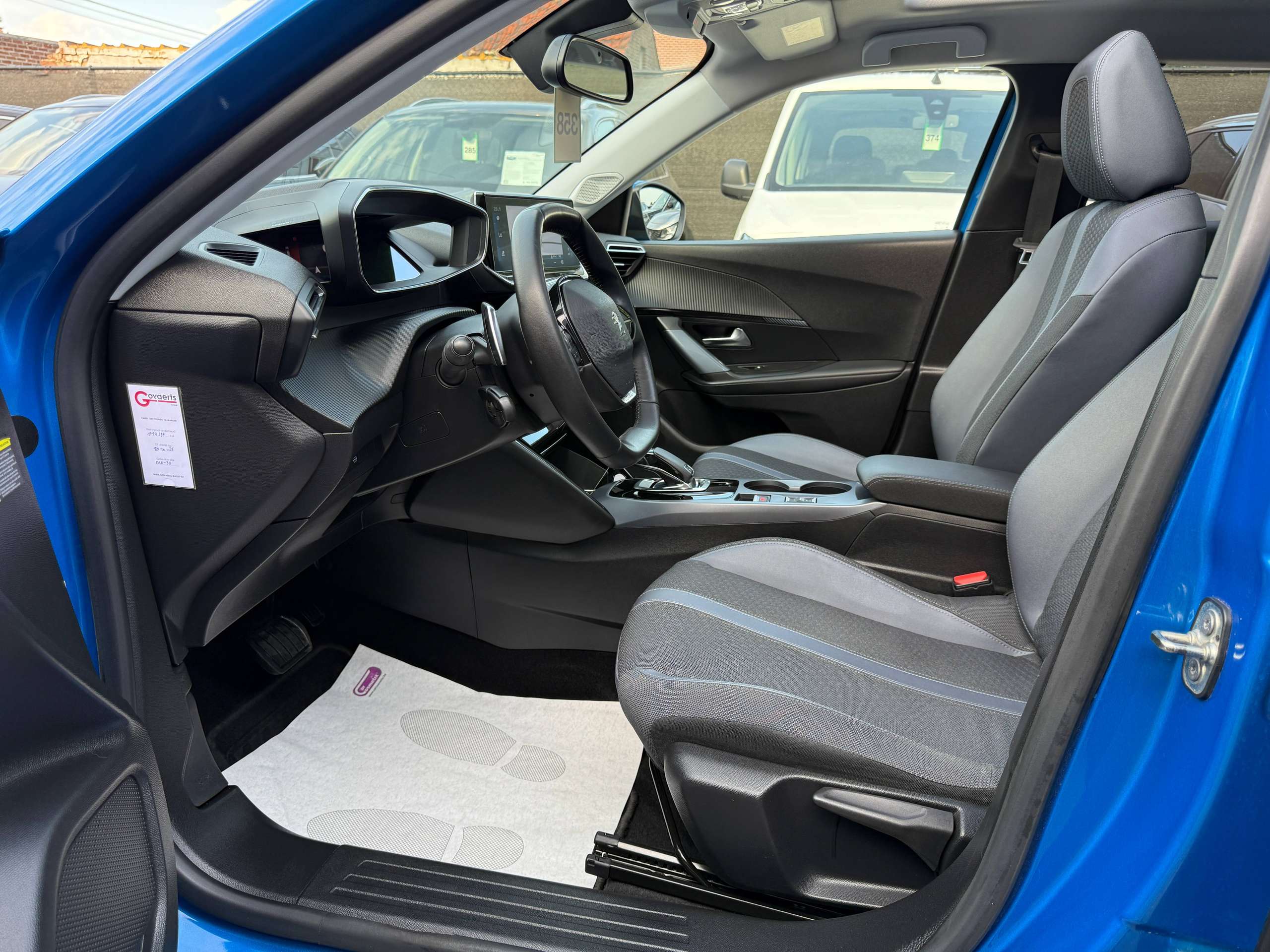 dfa7a58d-3954-45ba-afb2-5600983385e613-peugeot-2008-1-2i-130pk-automaat-opendak-navigatie-leder-virtual-camera-carplay.jpg