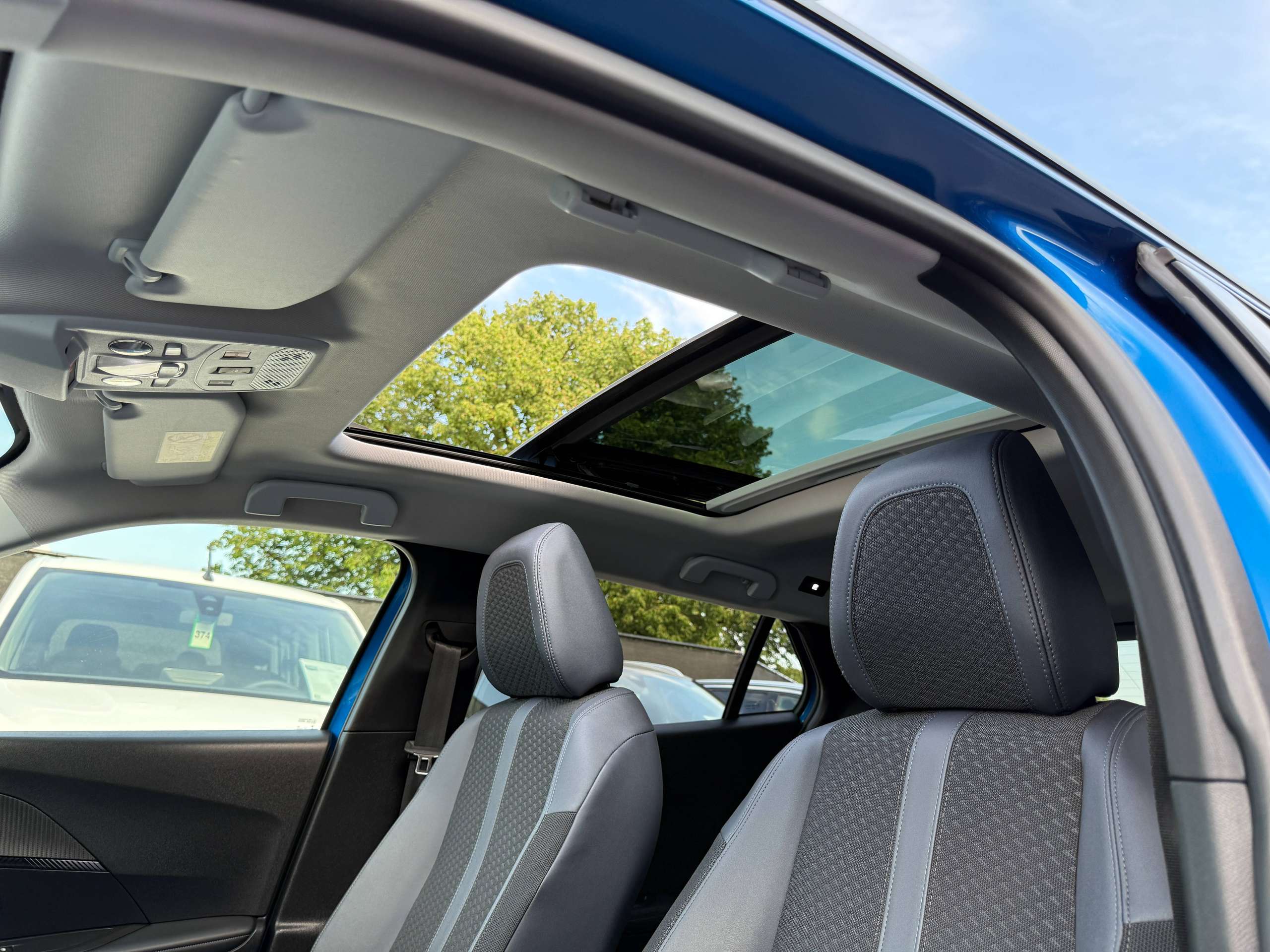 dfa7a58d-3954-45ba-afb2-5600983385e615-peugeot-2008-1-2i-130pk-automaat-opendak-navigatie-leder-virtual-camera-carplay.jpg
