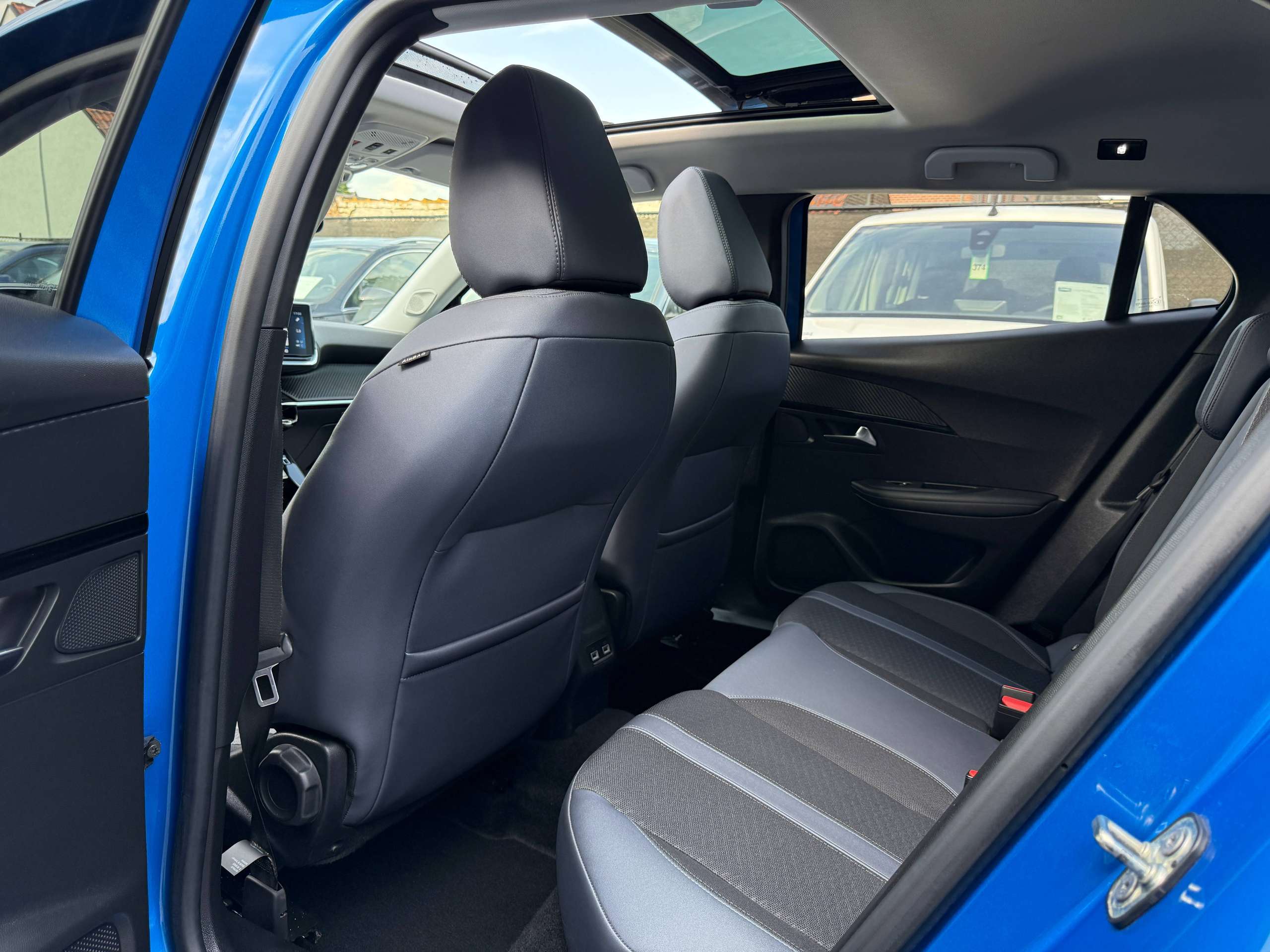 dfa7a58d-3954-45ba-afb2-5600983385e616-peugeot-2008-1-2i-130pk-automaat-opendak-navigatie-leder-virtual-camera-carplay.jpg