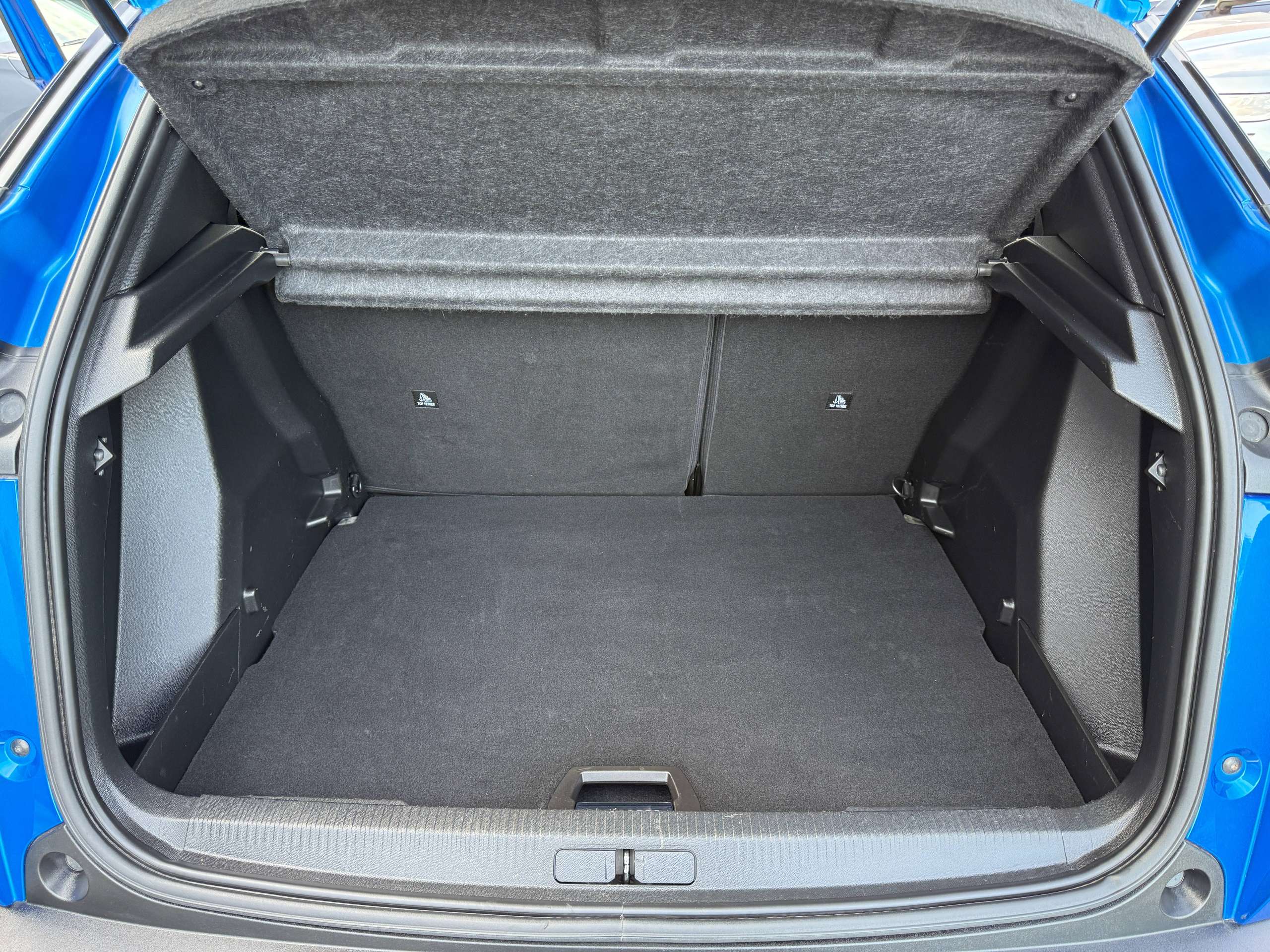 dfa7a58d-3954-45ba-afb2-5600983385e617-peugeot-2008-1-2i-130pk-automaat-opendak-navigatie-leder-virtual-camera-carplay.jpg