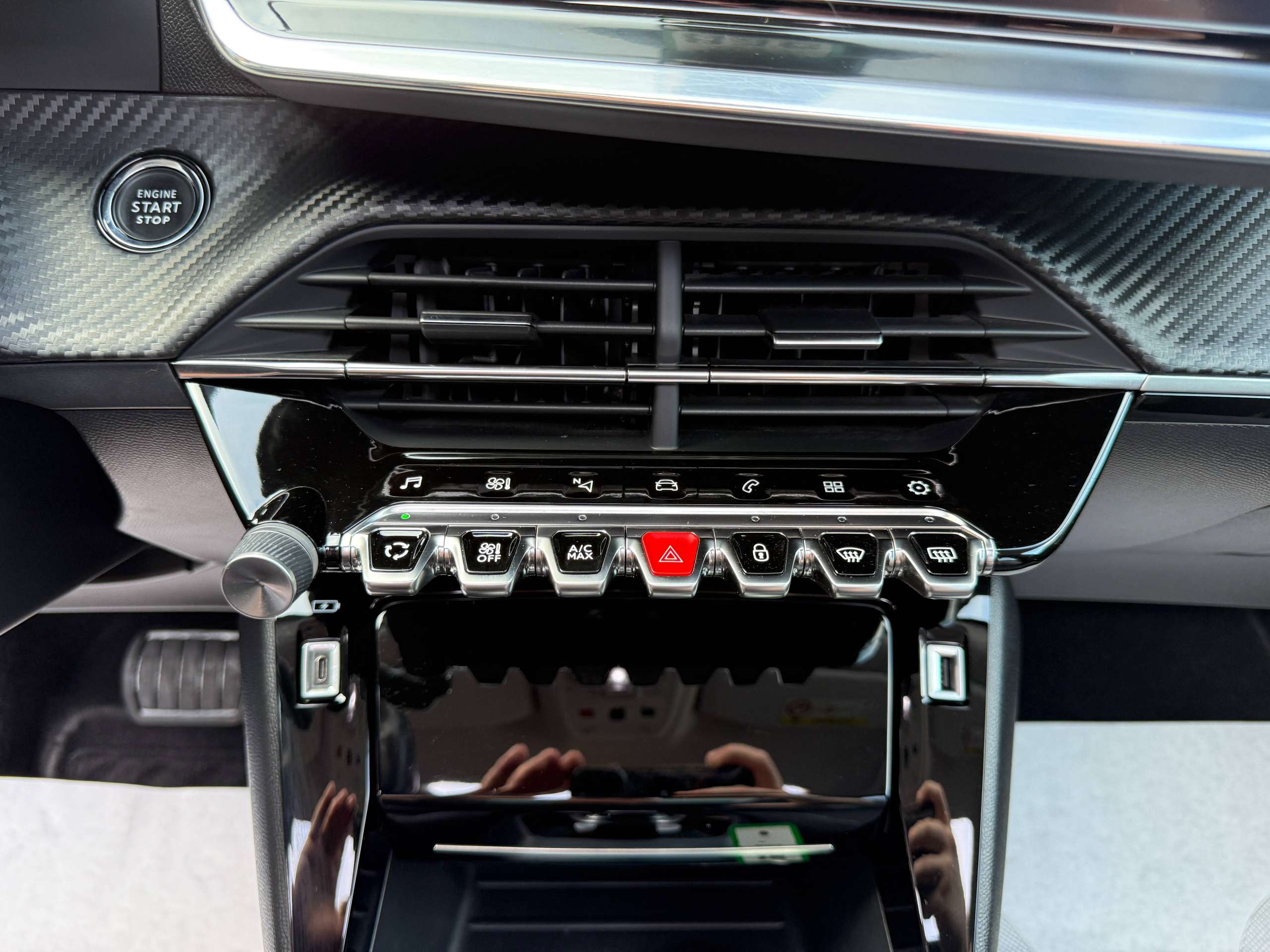 dfa7a58d-3954-45ba-afb2-5600983385e621-peugeot-2008-1-2i-130pk-automaat-opendak-navigatie-leder-virtual-camera-carplay.jpg