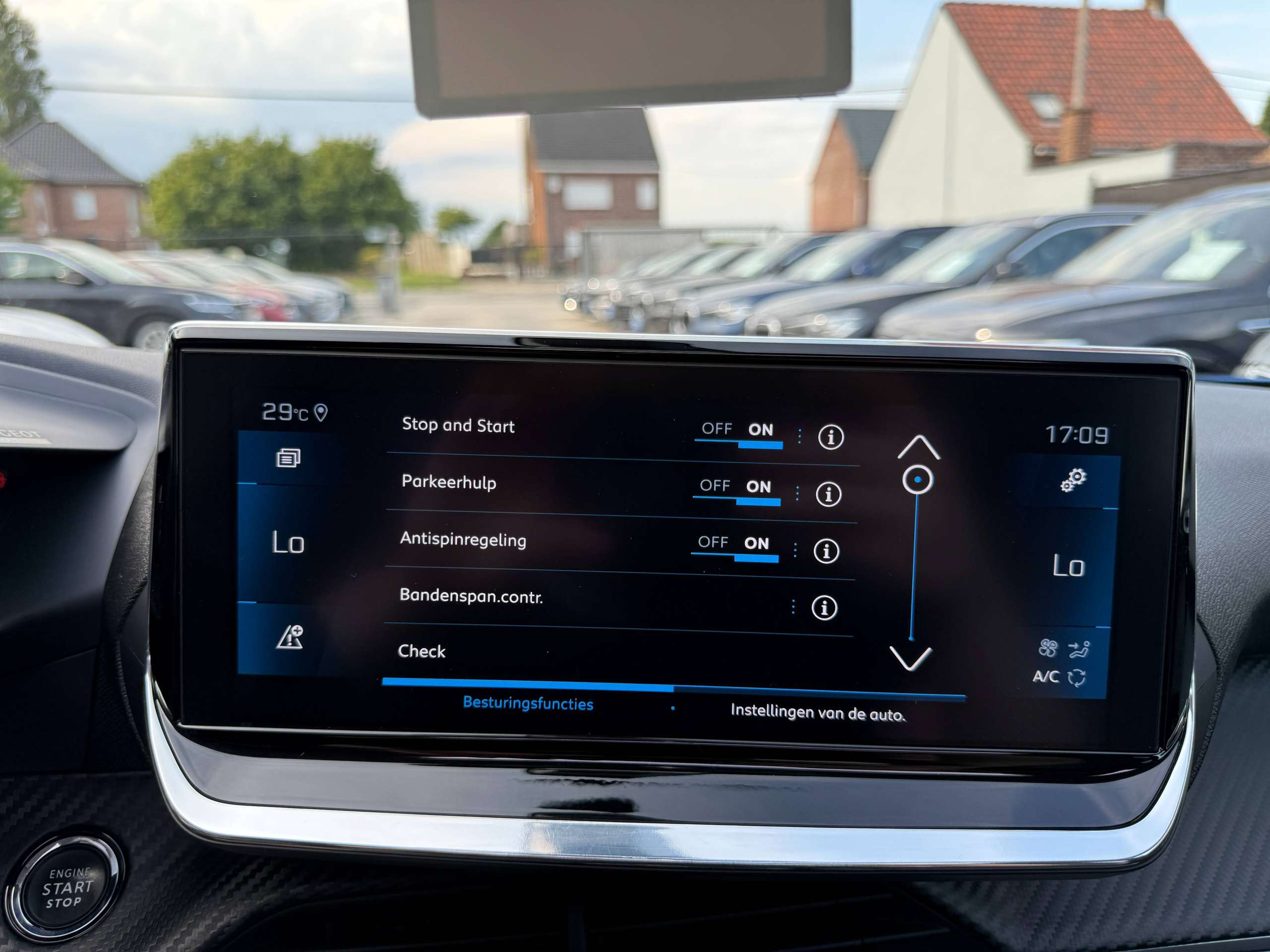 dfa7a58d-3954-45ba-afb2-5600983385e623-peugeot-2008-1-2i-130pk-automaat-opendak-navigatie-leder-virtual-camera-carplay.jpg