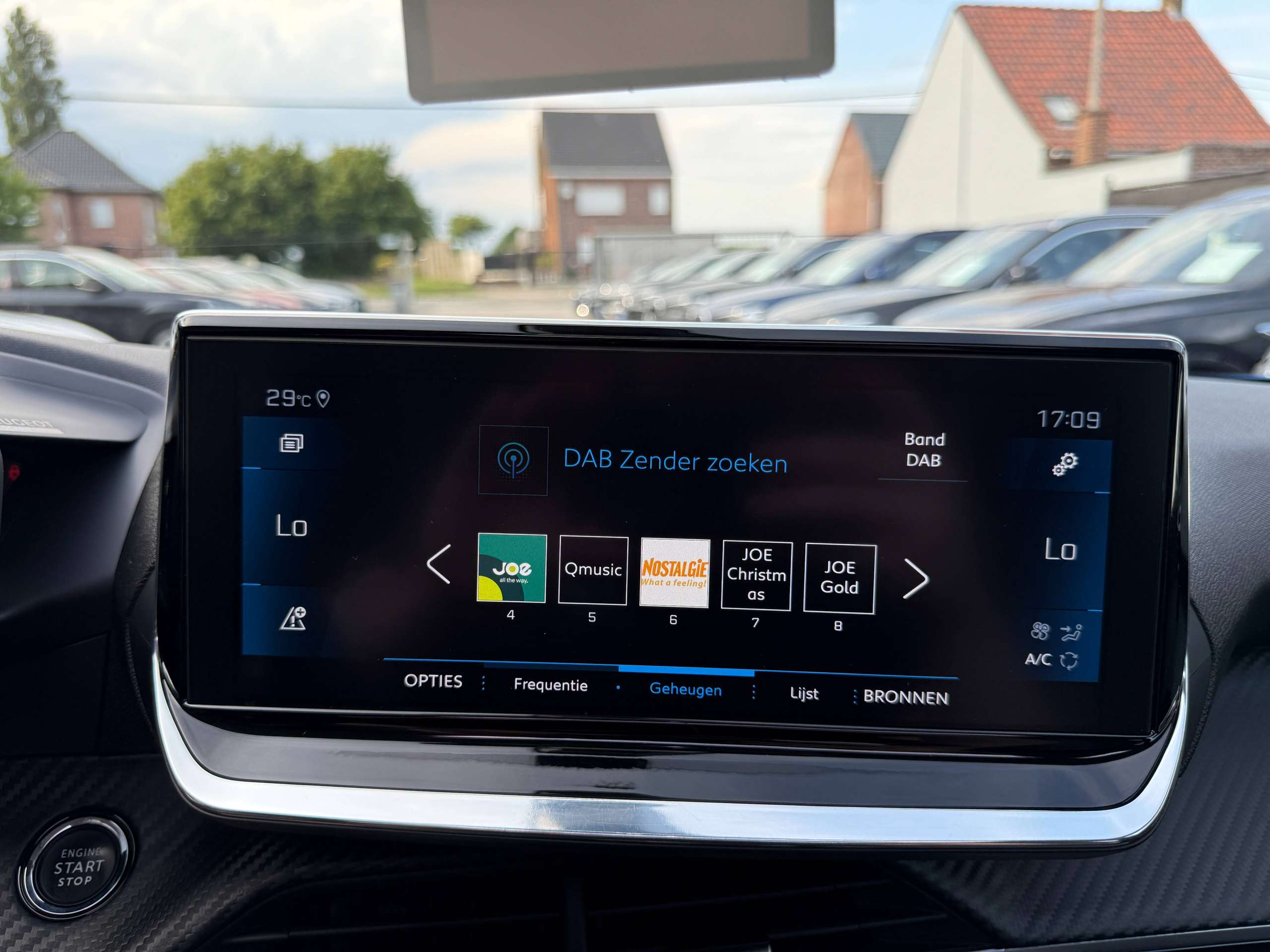 dfa7a58d-3954-45ba-afb2-5600983385e625-peugeot-2008-1-2i-130pk-automaat-opendak-navigatie-leder-virtual-camera-carplay.jpg
