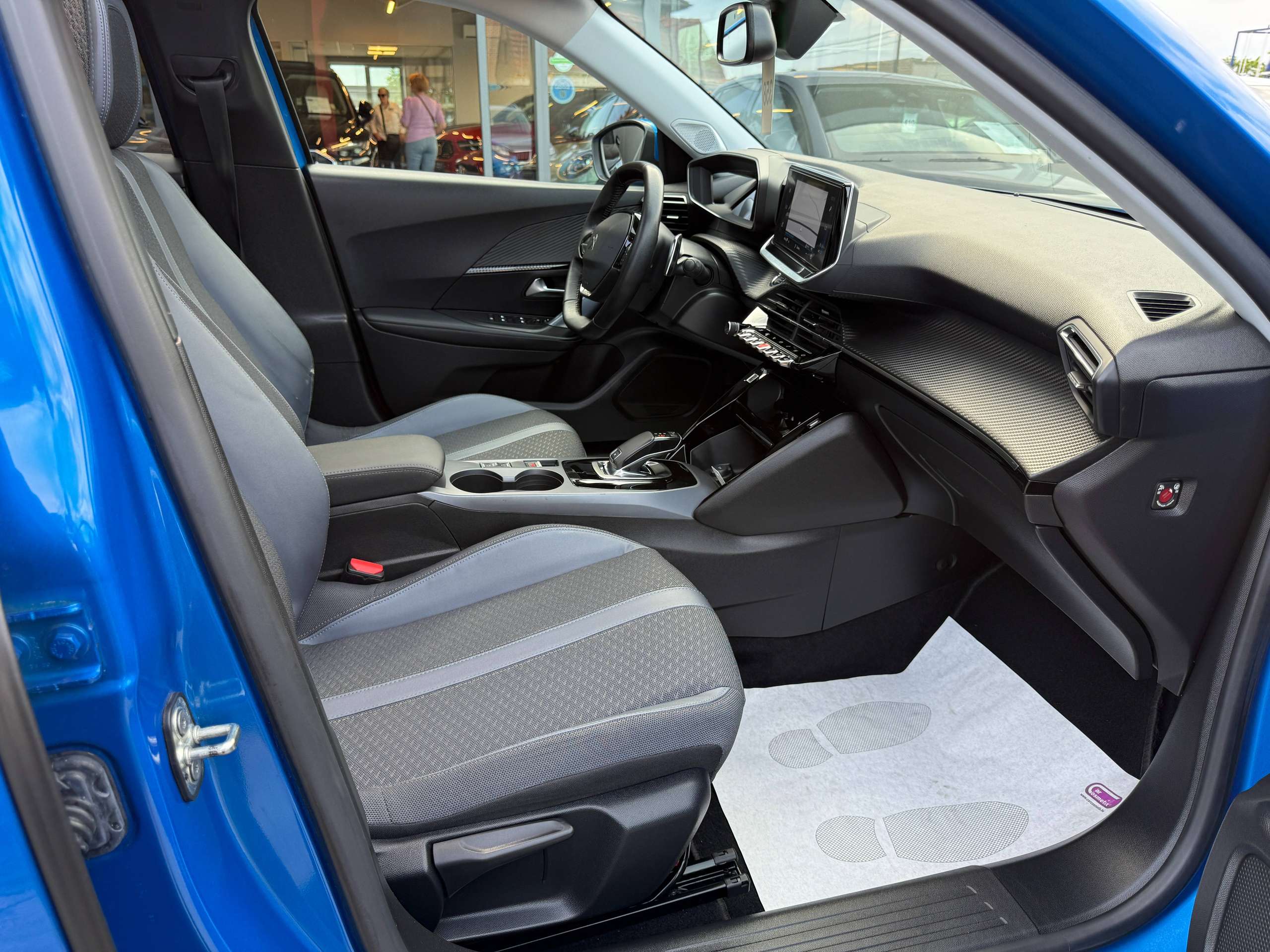 dfa7a58d-3954-45ba-afb2-5600983385e628-peugeot-2008-1-2i-130pk-automaat-opendak-navigatie-leder-virtual-camera-carplay.jpg