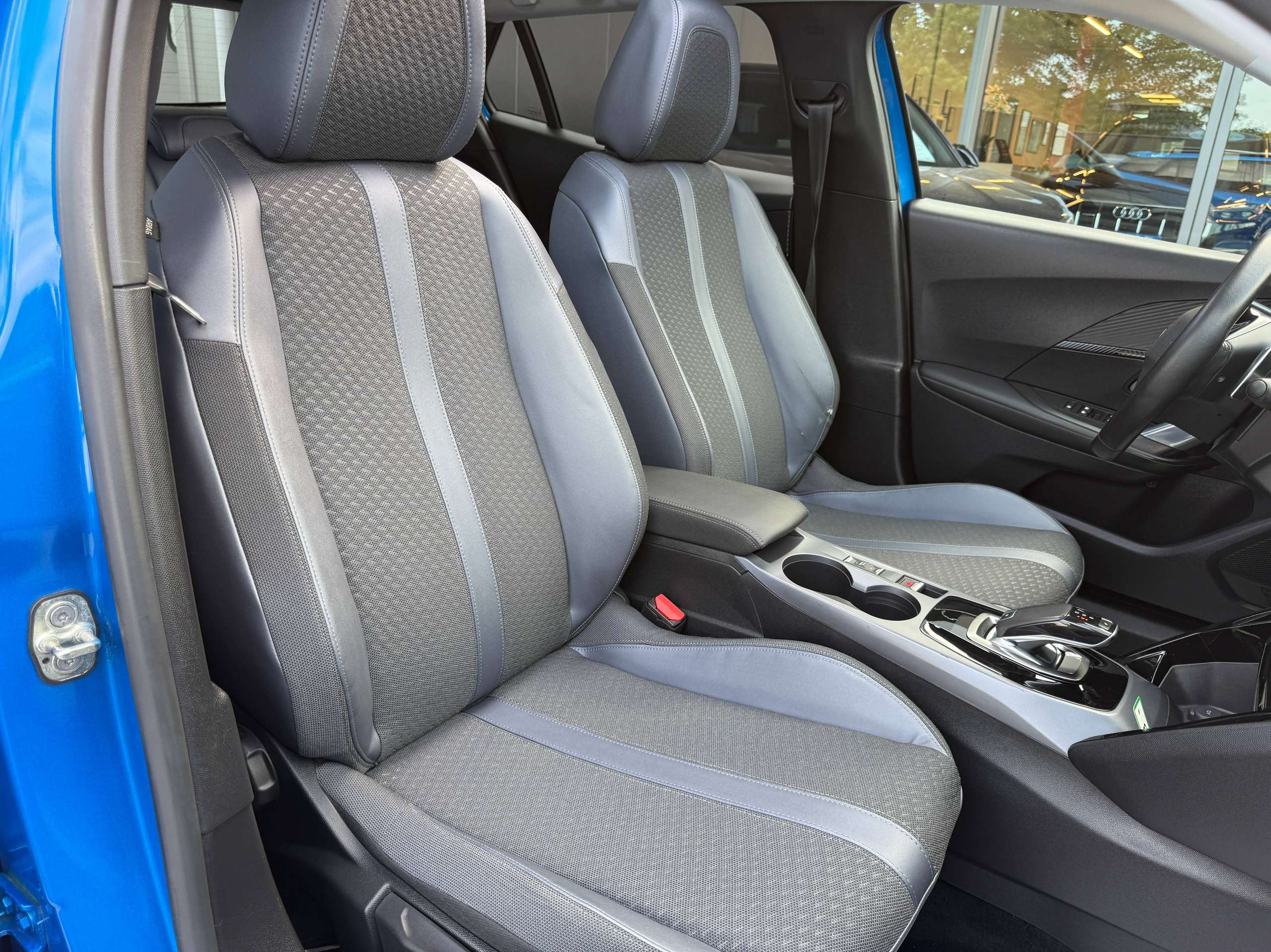 dfa7a58d-3954-45ba-afb2-5600983385e630-peugeot-2008-1-2i-130pk-automaat-opendak-navigatie-leder-virtual-camera-carplay.jpg