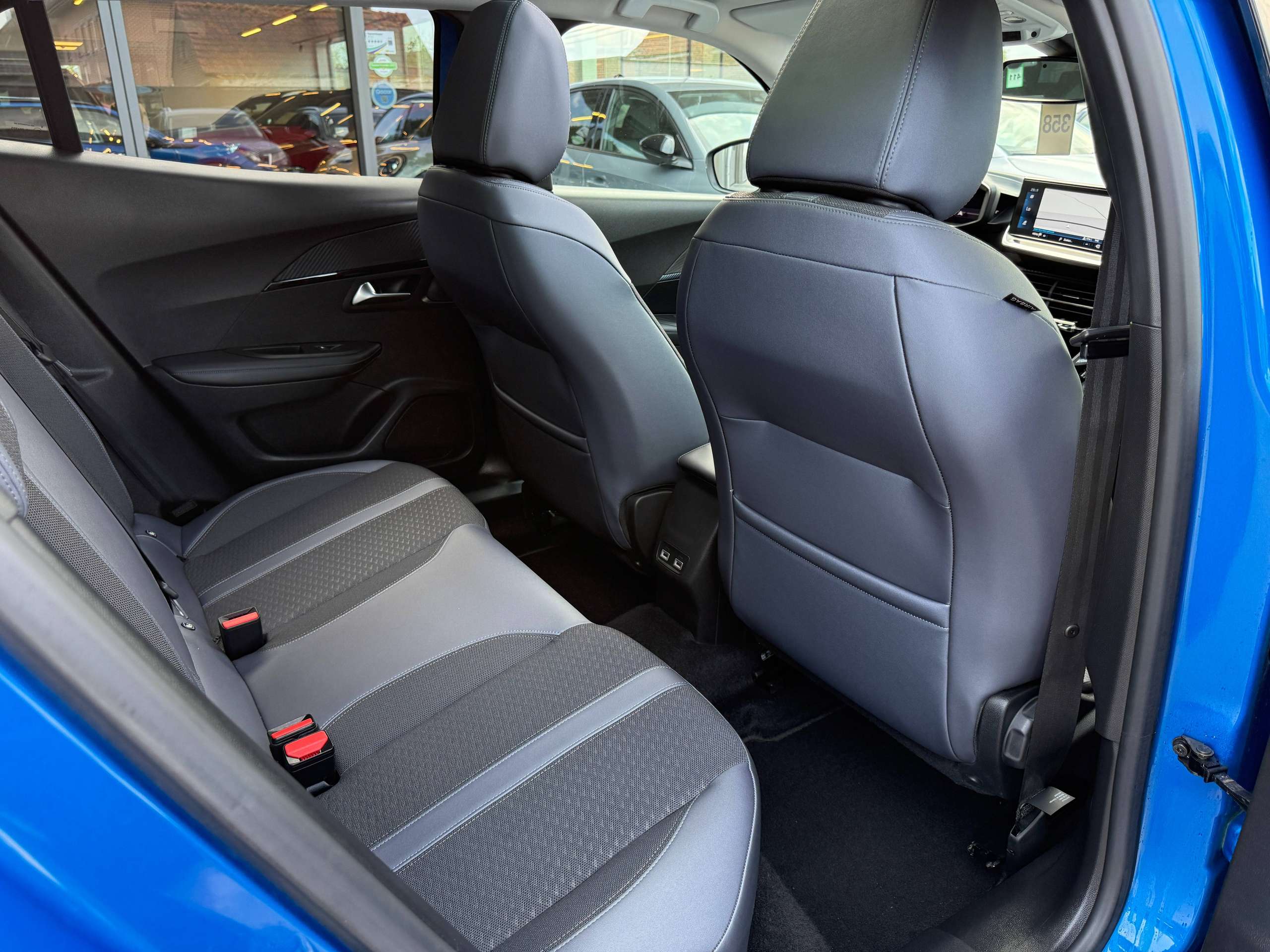 dfa7a58d-3954-45ba-afb2-5600983385e632-peugeot-2008-1-2i-130pk-automaat-opendak-navigatie-leder-virtual-camera-carplay.jpg