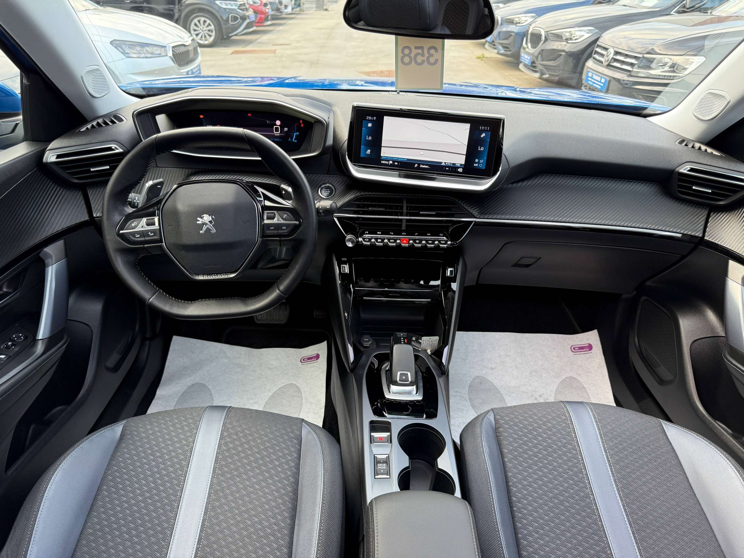 dfa7a58d-3954-45ba-afb2-5600983385e633-peugeot-2008-1-2i-130pk-automaat-opendak-navigatie-leder-virtual-camera-carplay.jpg