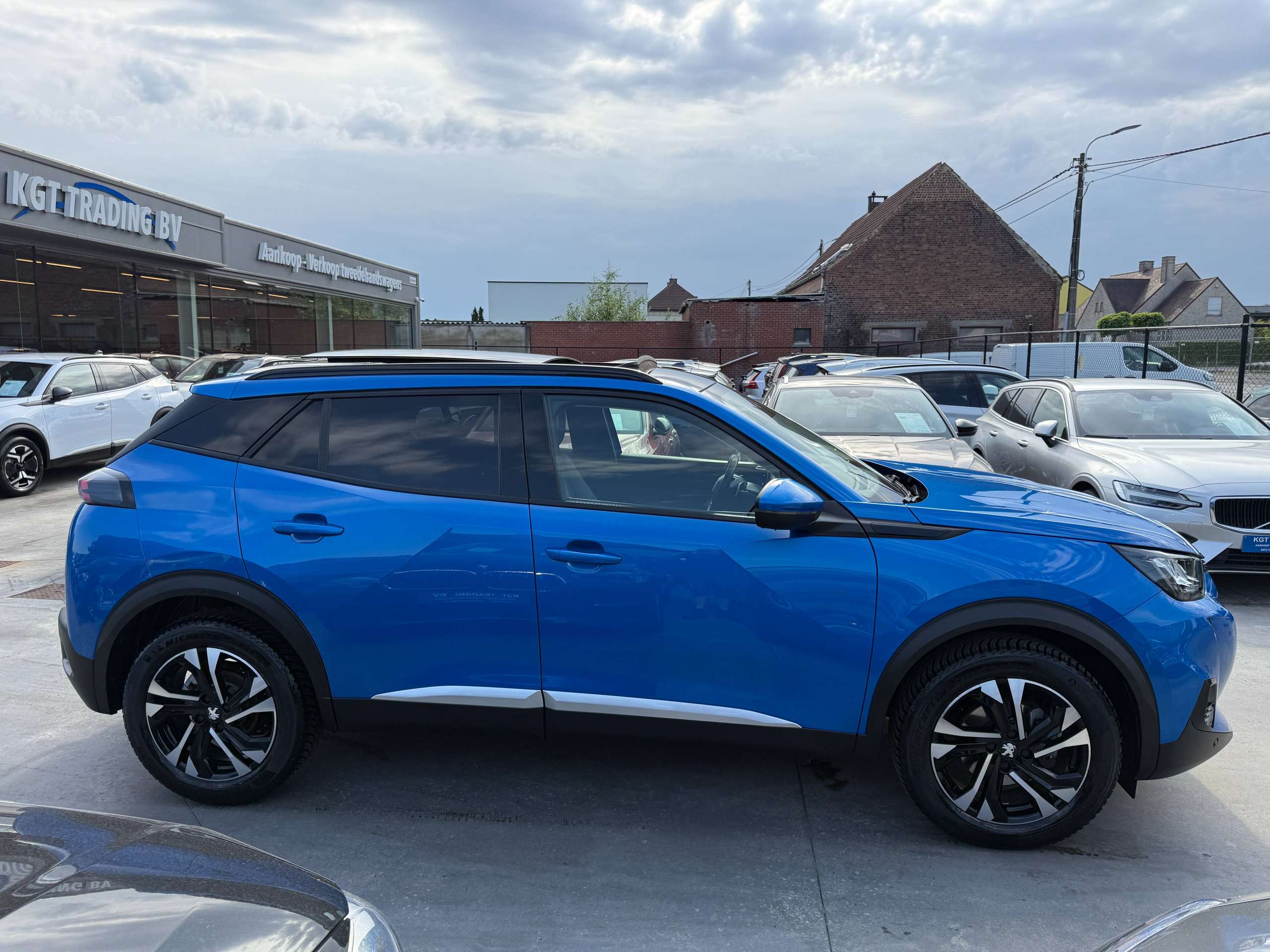 dfa7a58d-3954-45ba-afb2-5600983385e64-peugeot-2008-1-2i-130pk-automaat-opendak-navigatie-leder-virtual-camera-carplay.jpg