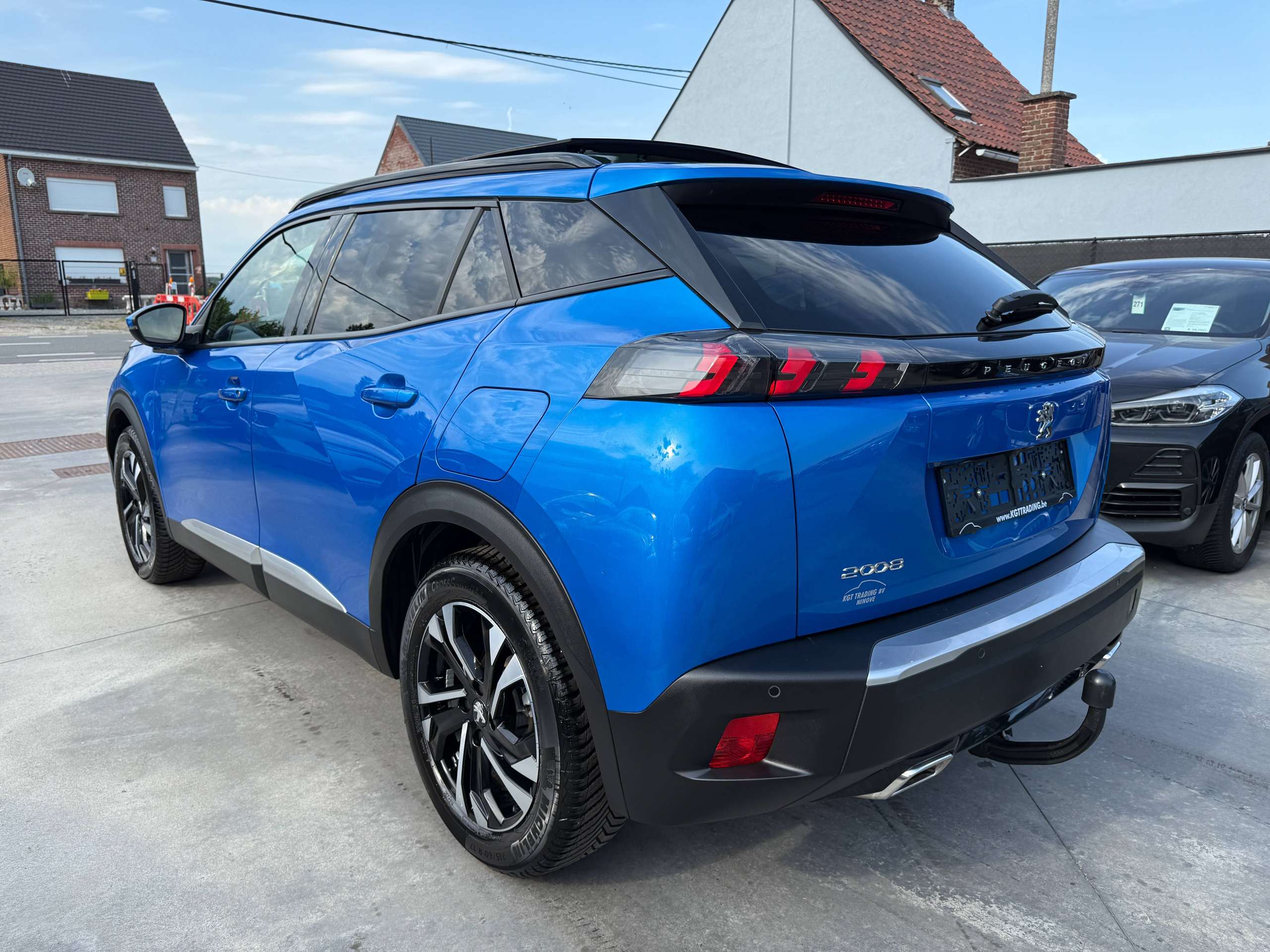 dfa7a58d-3954-45ba-afb2-5600983385e67-peugeot-2008-1-2i-130pk-automaat-opendak-navigatie-leder-virtual-camera-carplay.jpg