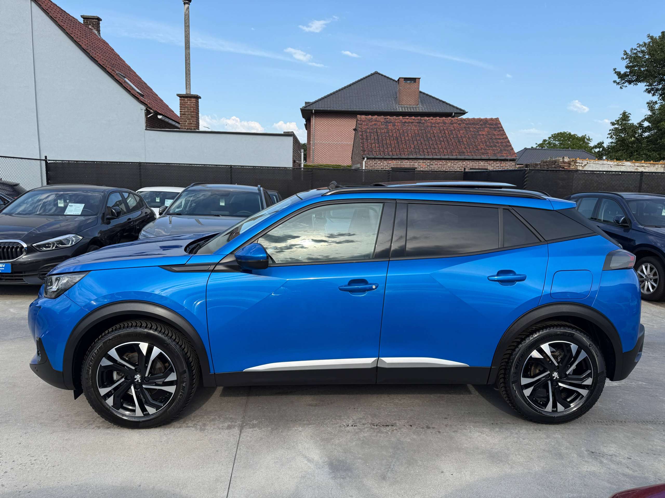 dfa7a58d-3954-45ba-afb2-5600983385e68-peugeot-2008-1-2i-130pk-automaat-opendak-navigatie-leder-virtual-camera-carplay.jpg