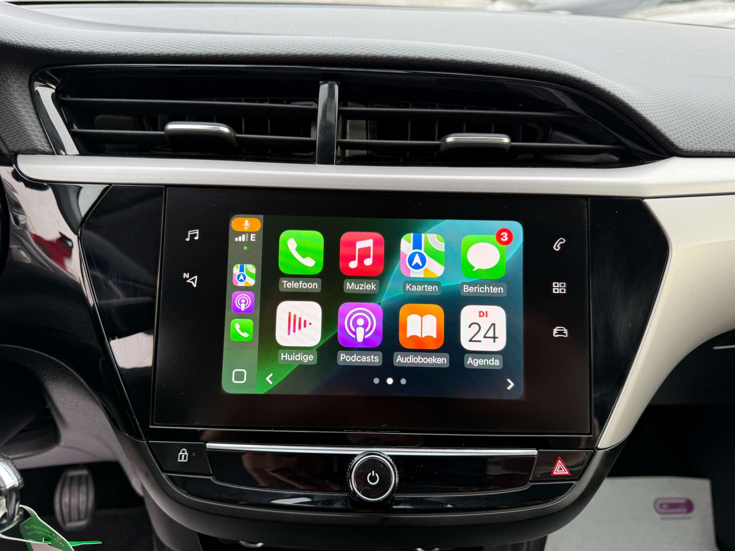 e3304633-bd4b-480b-a37a-04917c9ec03422-opel-corsa-1-2i-navigatie-carplay-camera-bluetooth-pdc-airco.jpg