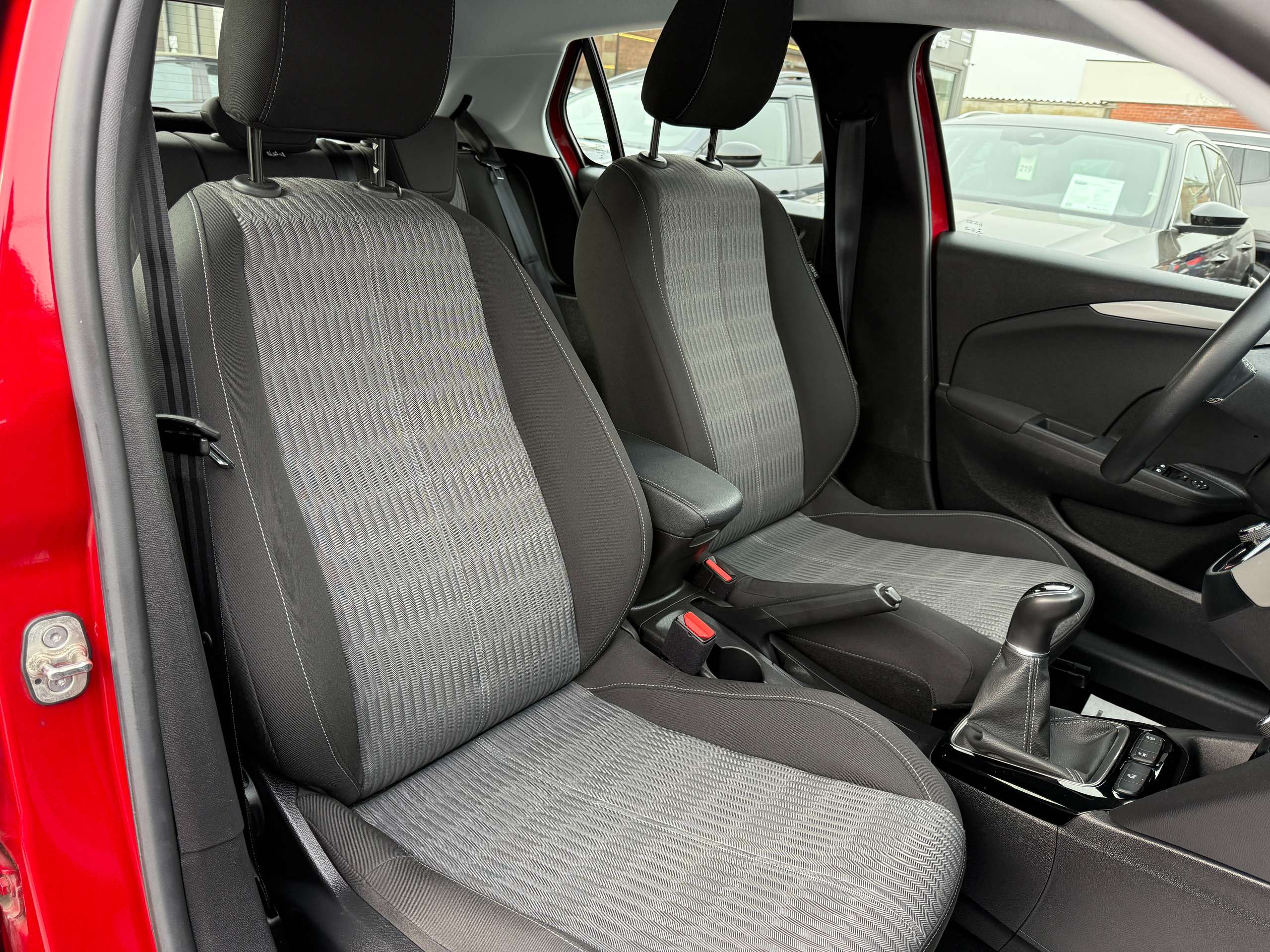 e3304633-bd4b-480b-a37a-04917c9ec03425-opel-corsa-1-2i-navigatie-carplay-camera-bluetooth-pdc-airco.jpg