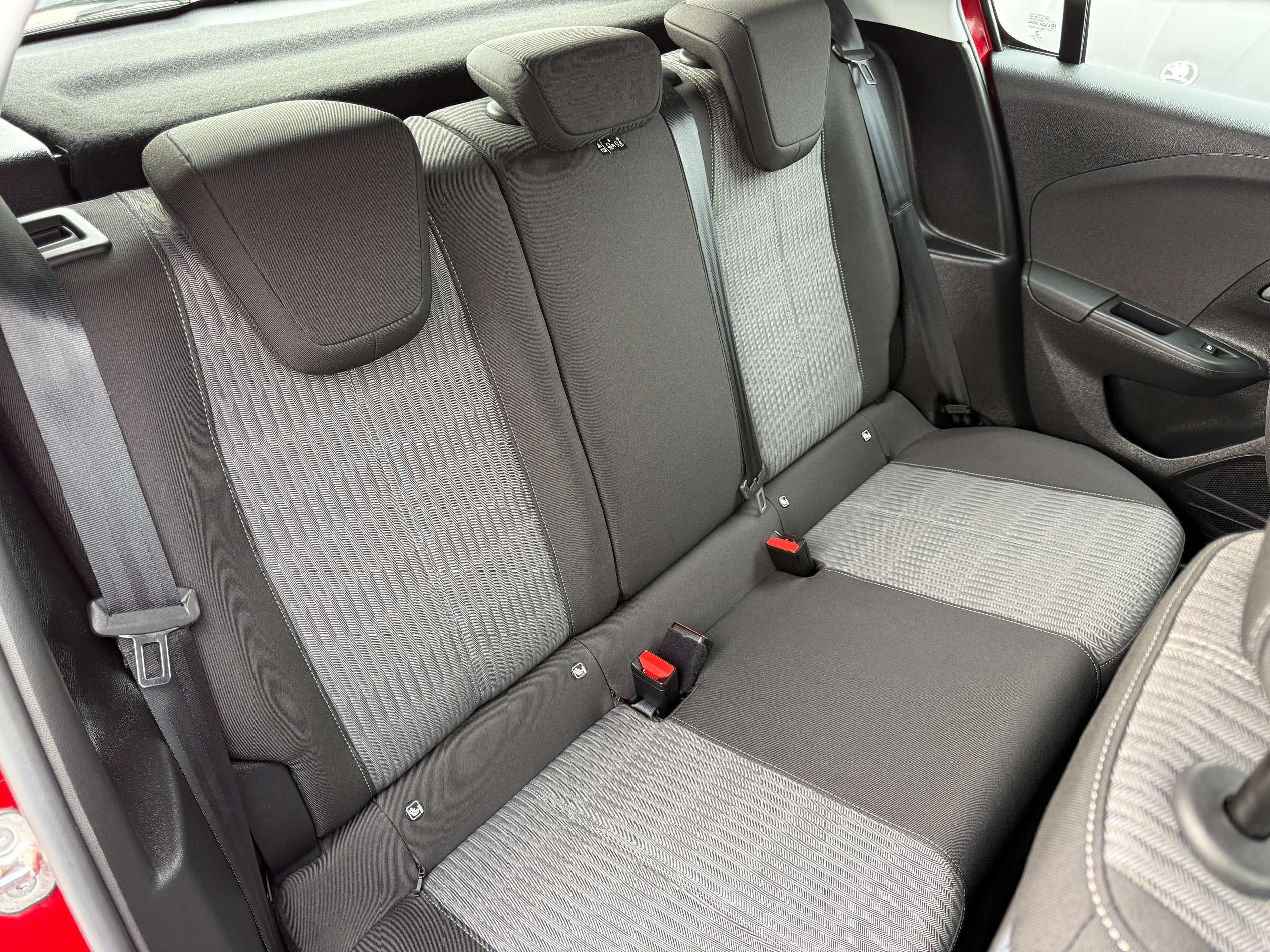 e3304633-bd4b-480b-a37a-04917c9ec03427-opel-corsa-1-2i-navigatie-carplay-camera-bluetooth-pdc-airco.jpg