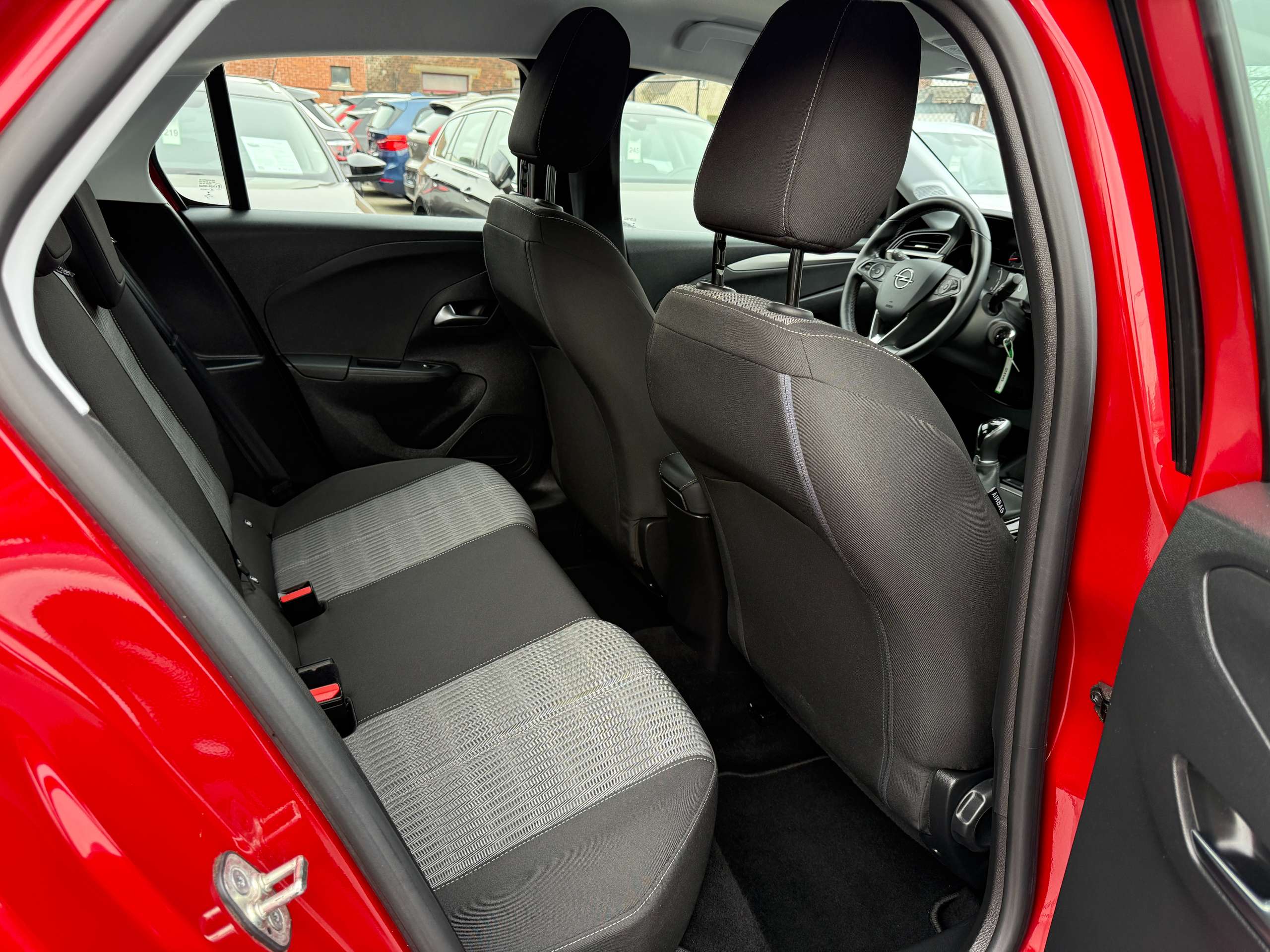 e3304633-bd4b-480b-a37a-04917c9ec03428-opel-corsa-1-2i-navigatie-carplay-camera-bluetooth-pdc-airco.jpg