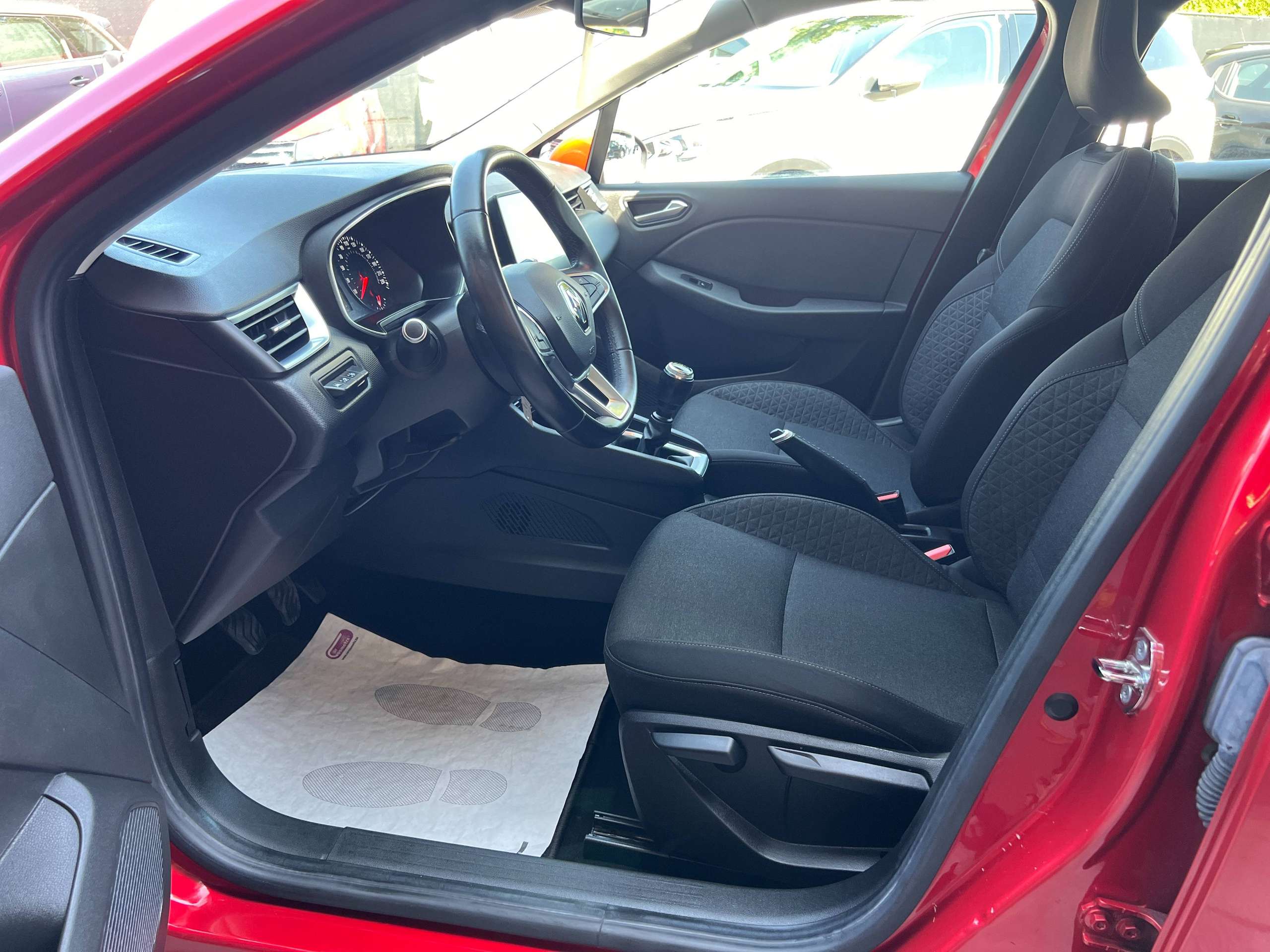 e3ae1144-421d-4af2-9834-f839812afc7412-renault-clio-1-0-tce-navigatie-full-led-dab-carplay-pdc-airco.jpg