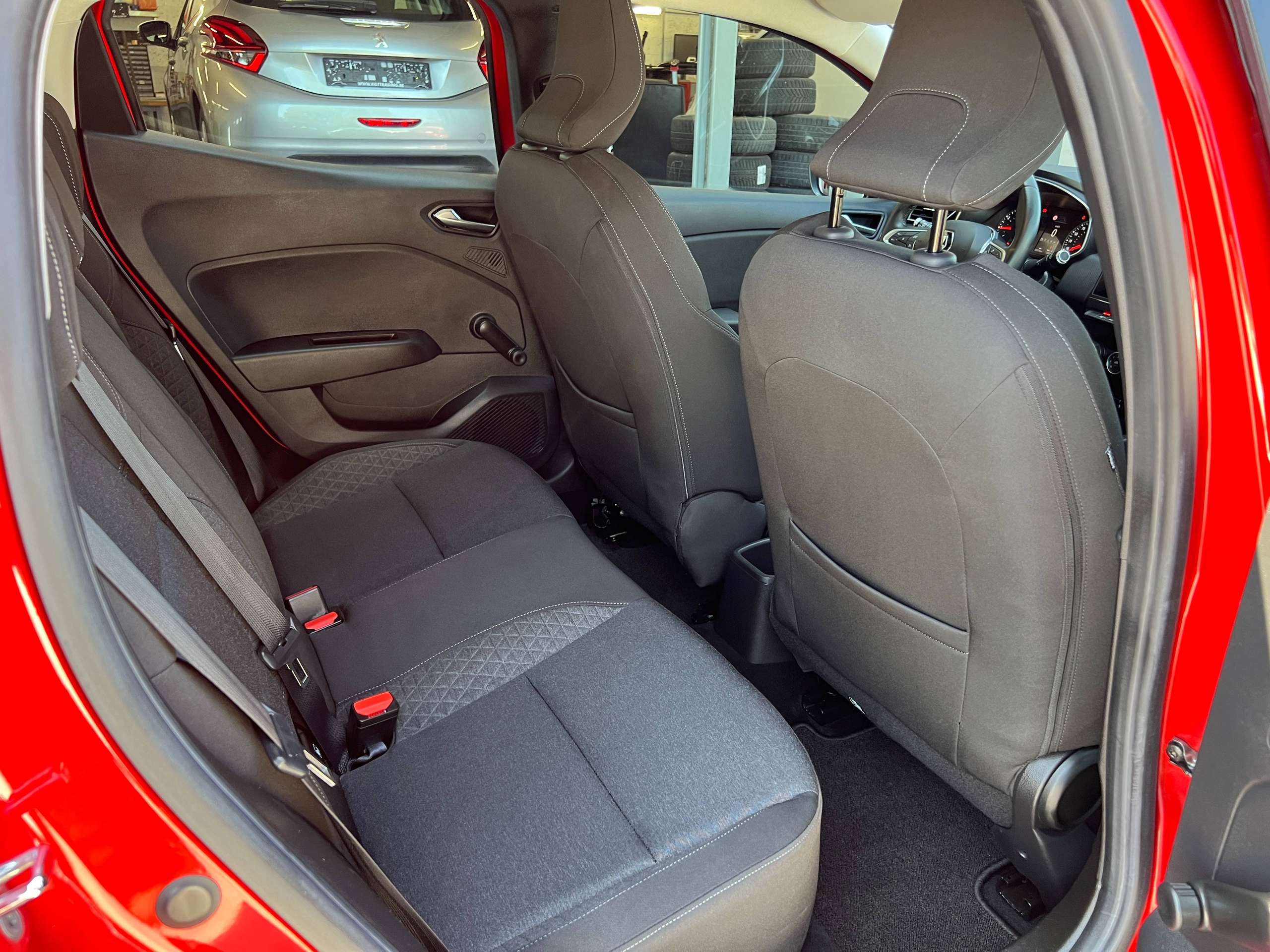 e3ae1144-421d-4af2-9834-f839812afc7429-renault-clio-1-0-tce-navigatie-full-led-dab-carplay-pdc-airco.jpg