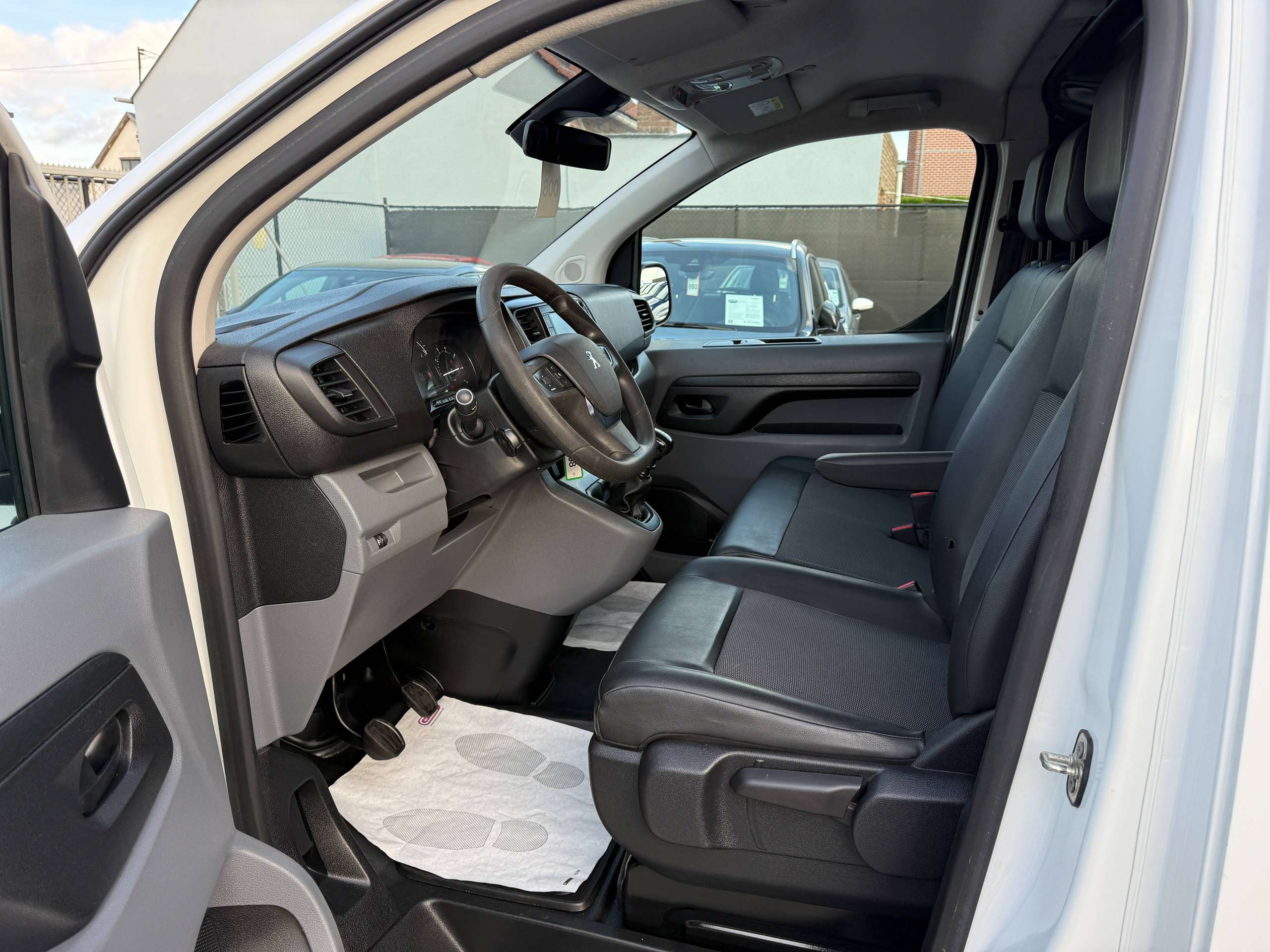e9b94c1a-ae2a-493c-89d8-268ebcfa966511-peugeot-expert-2-0-hdi-122pk-3-zit-navigatie-leder-carplay-pdc.jpg