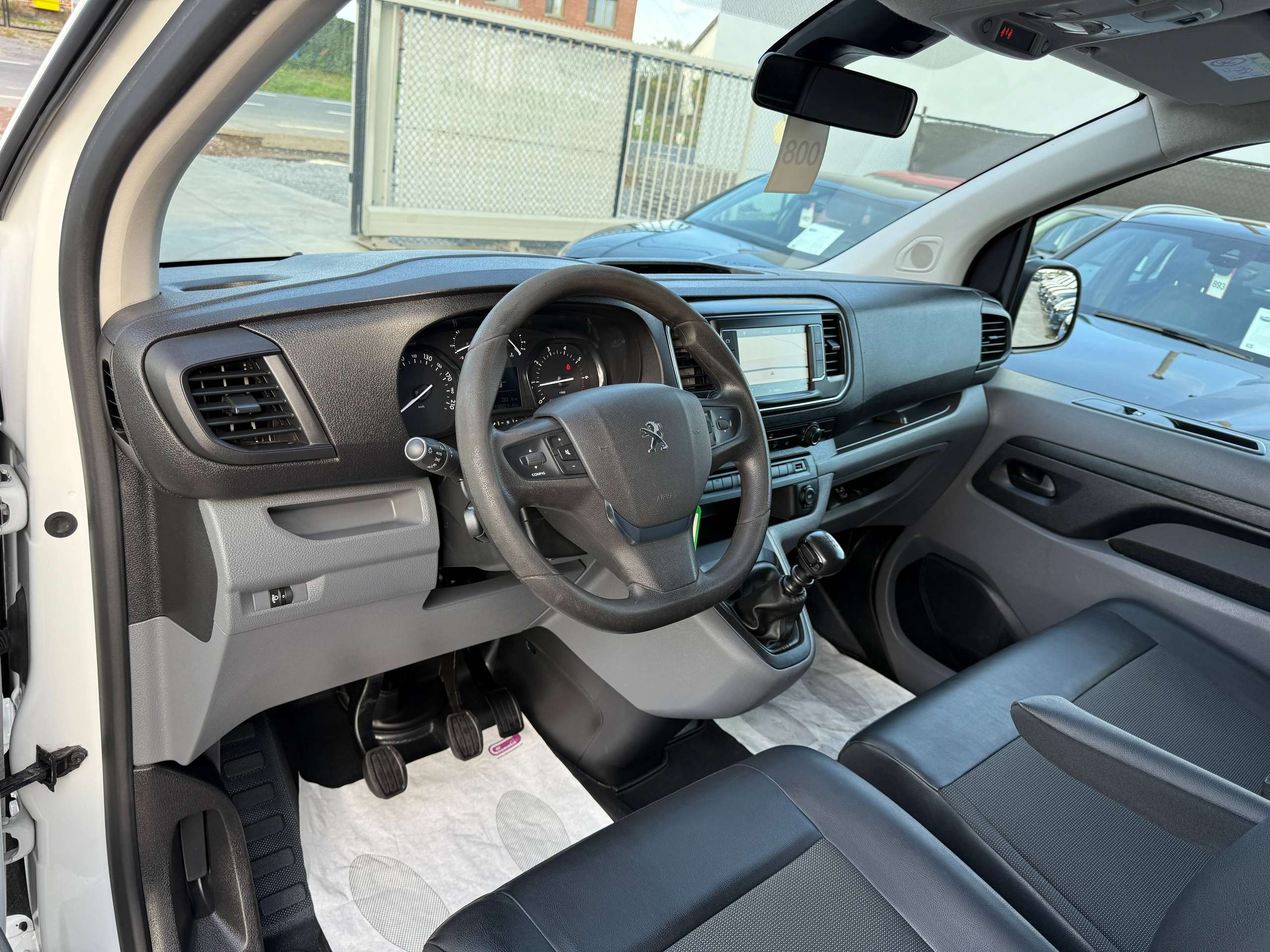 e9b94c1a-ae2a-493c-89d8-268ebcfa966512-peugeot-expert-2-0-hdi-122pk-3-zit-navigatie-leder-carplay-pdc.jpg